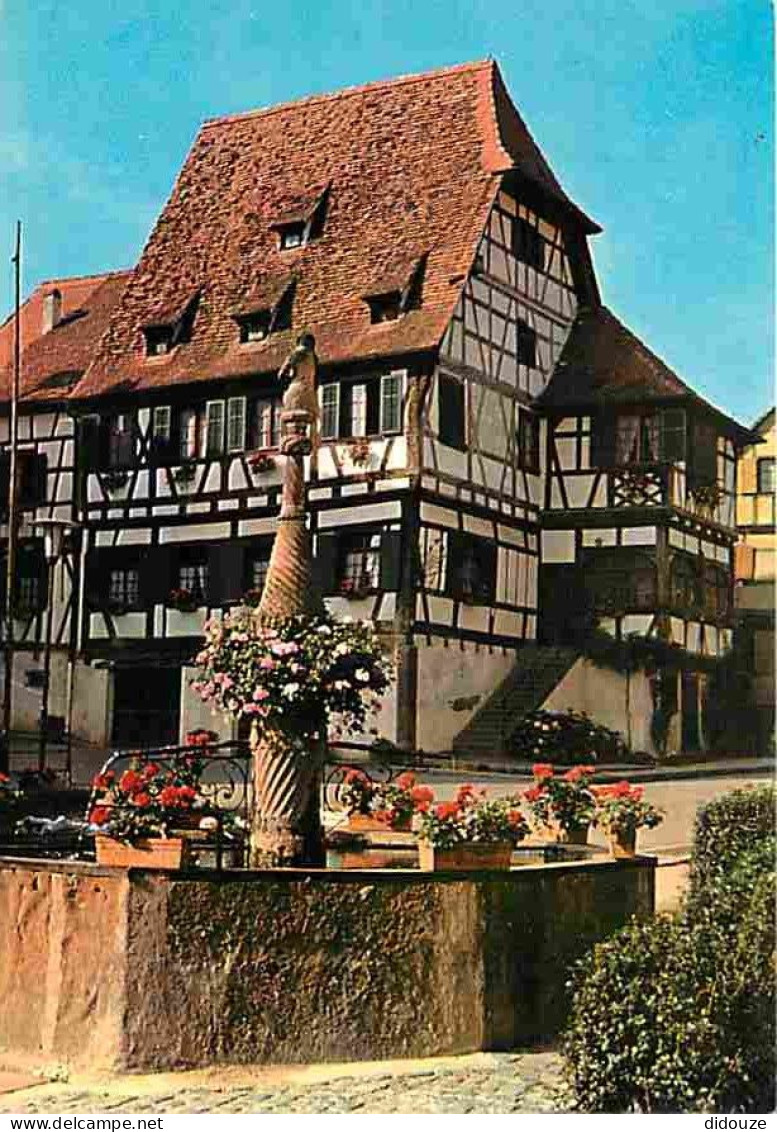 67 - Dambach La Ville - Fontaine De L'Ours - Hôtel De La Couronne - Fleurs - Flamme Postale - CPM - Voir Scans Recto-Ver - Dambach-la-ville