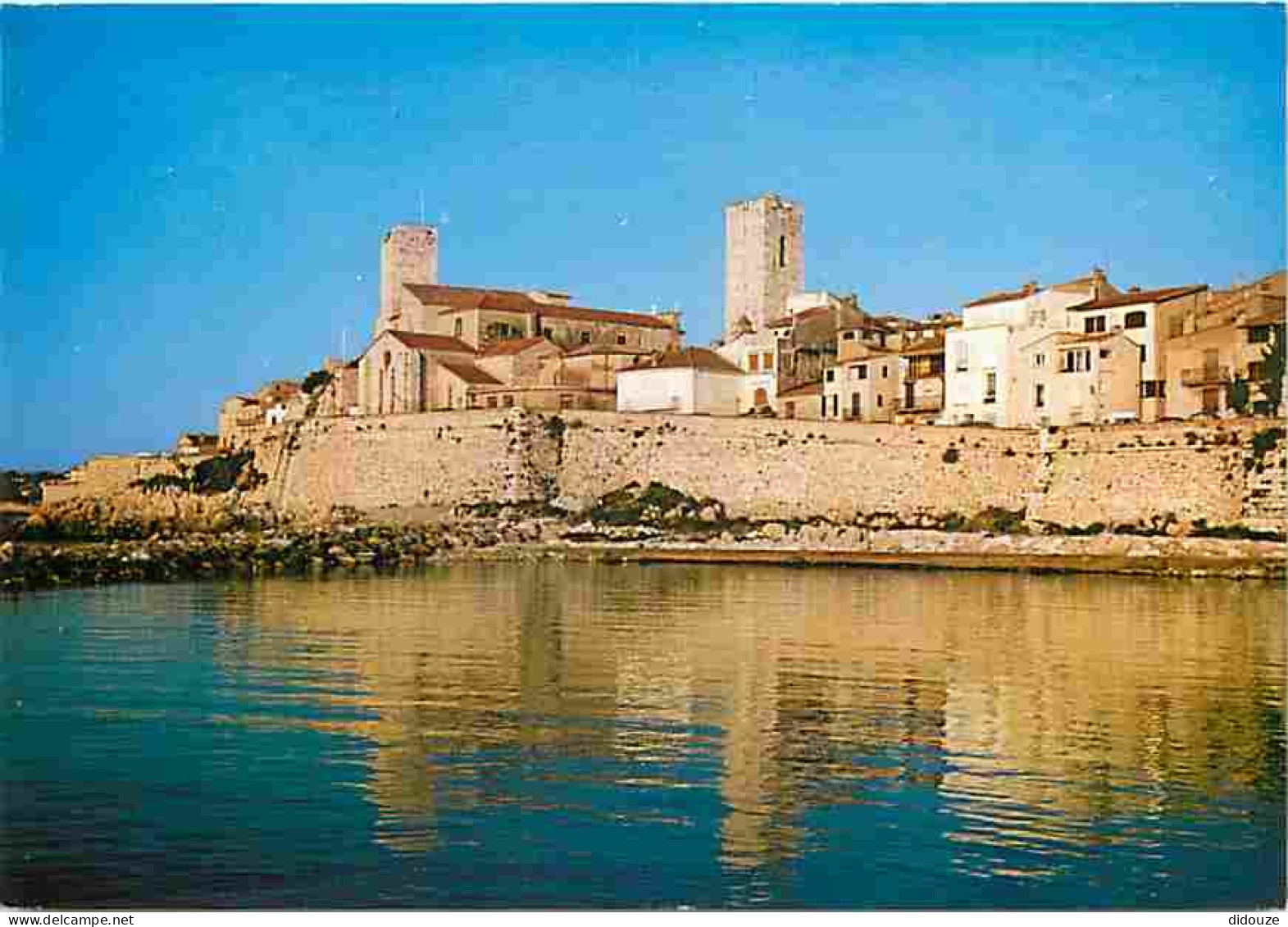 06 - Antibes - Les Remparts - Le Matin La Vieille Ville Sur Ses Remparts - CPM - Voir Scans Recto-Verso - Antibes - Les Remparts