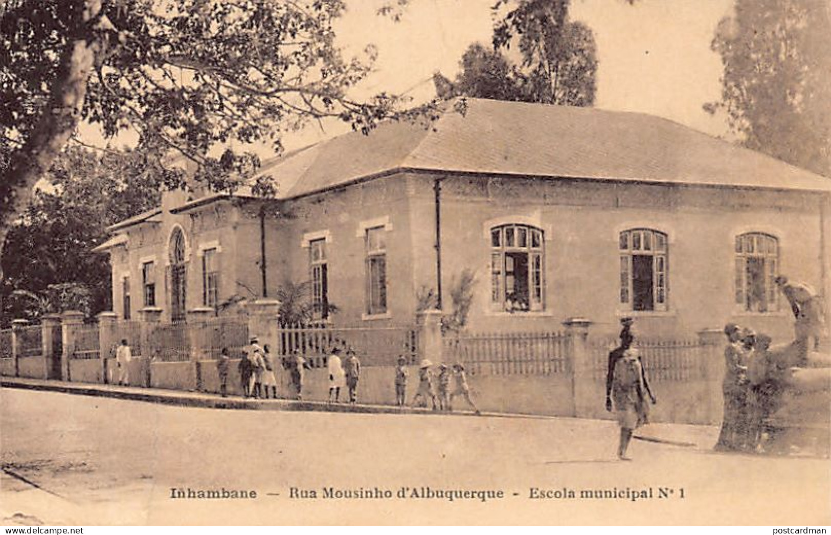 Mozambique - INHAMBANE - Rua Mousinho D'Albuquerque - Escola Municipal N° 1 - J. Pestonjee Photographer - Publ. J. Phili - Mozambico