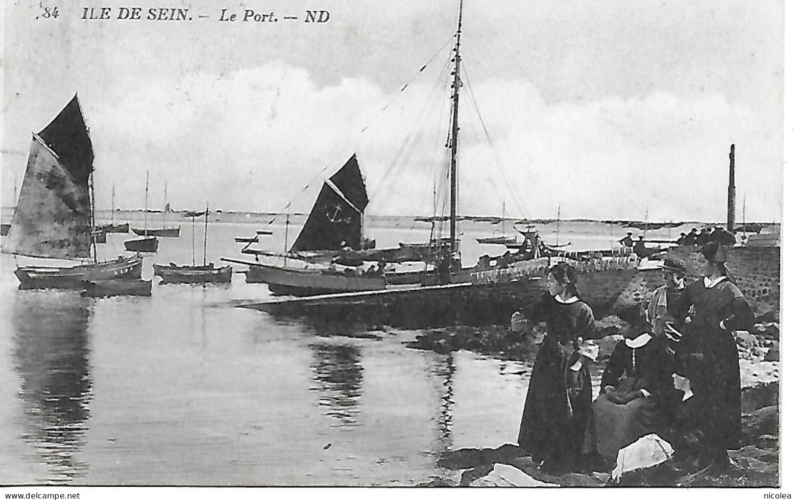 29 Ile De Sein Le Port Animé 1930 Voir Deux Scans Cachet Au Dos - Ile De Sein