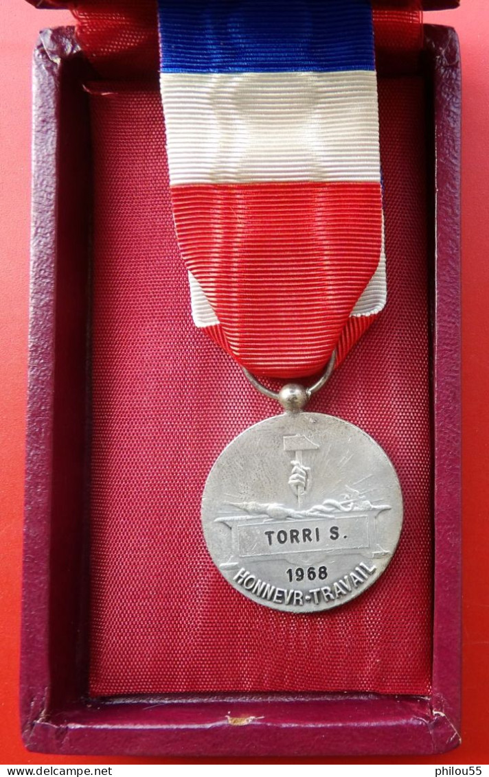 54 VILLERUPT Usine De MICHEVILLE Medaille Du Travail Argent 20 Ans - Profesionales / De Sociedad