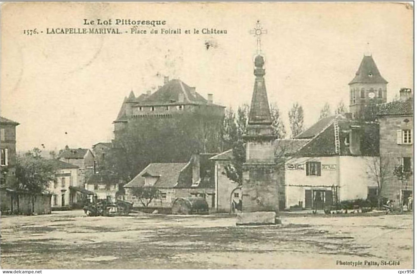 46.LACAPELLE-MARIVAL.PLAC E DU FOIRAIL ET LE CHATEAU.PLIE - Lacapelle Marival