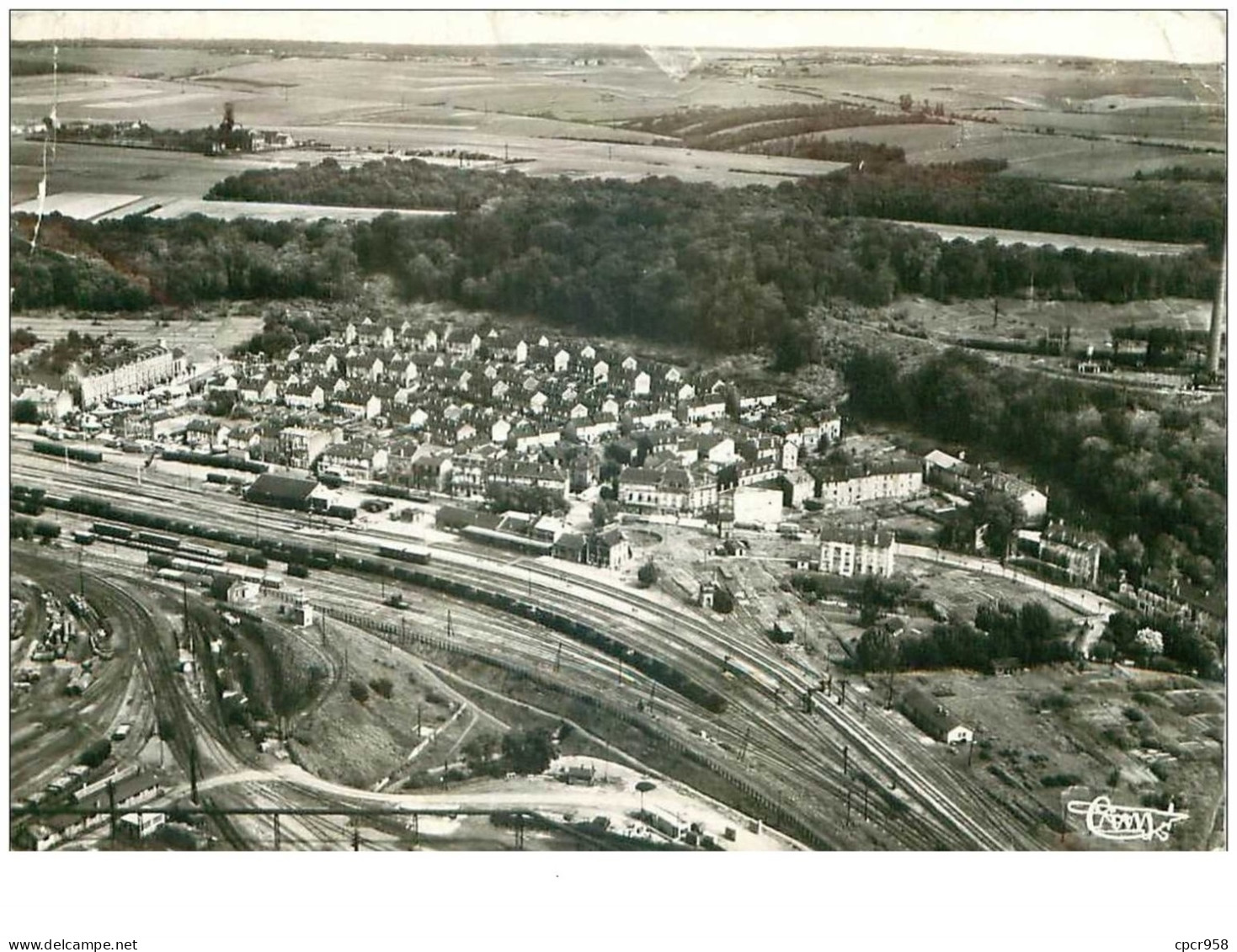 54.HOMECOURT.n°22359.VUE AERIENNE SUR LA GARE ET LES CITES GARE.CPSM. - Homecourt