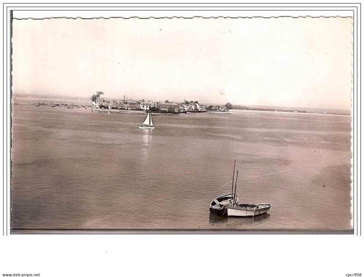 56.LOCTUDY. .VUE SUR L&amp;acute ILE TUDY PRISE DE L&amp;acute HOTEL DES BAINS.CPSM. - Groix