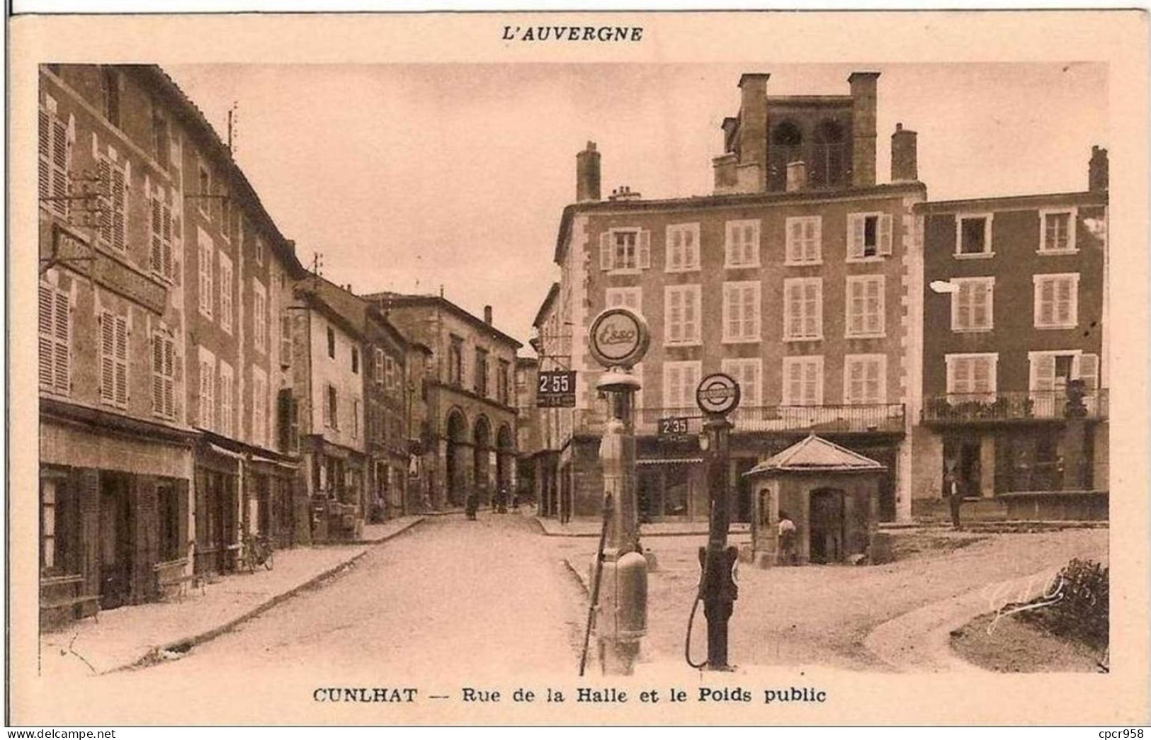 63.CUNLHAT.RUE DE LA HALLE ET LE POIDS PUBLIC.POMPE A ESSENCE. - Cunlhat