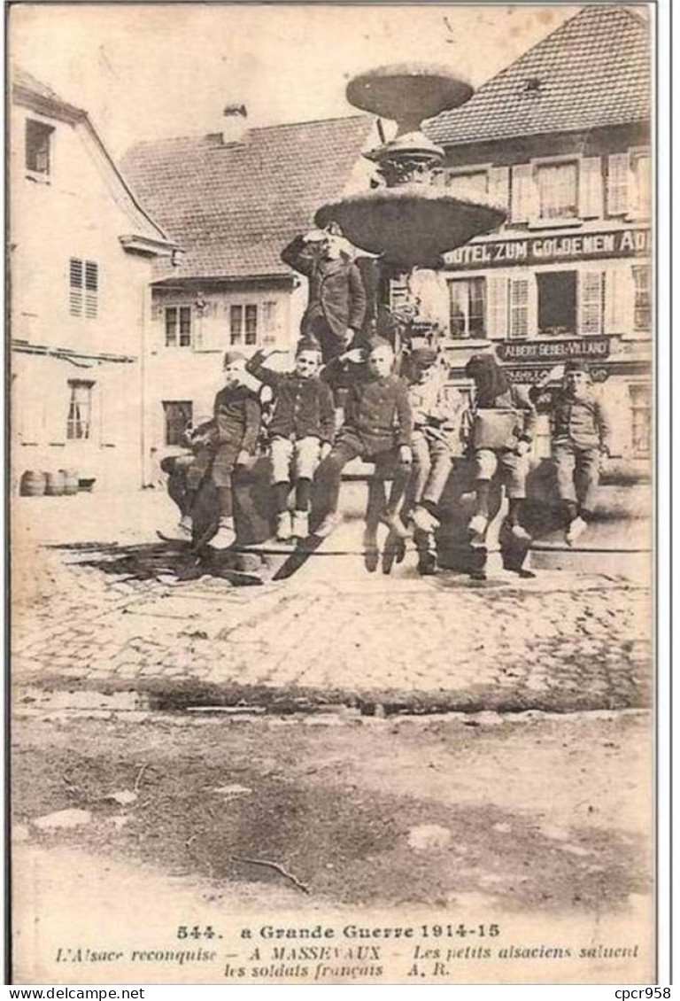 68.MASSEVAUX.LA GRANDE GUERRE 1914-15.LES PETITS ALSACIENS SALUENT LES SOLDATS FRANCAIS. - Masevaux