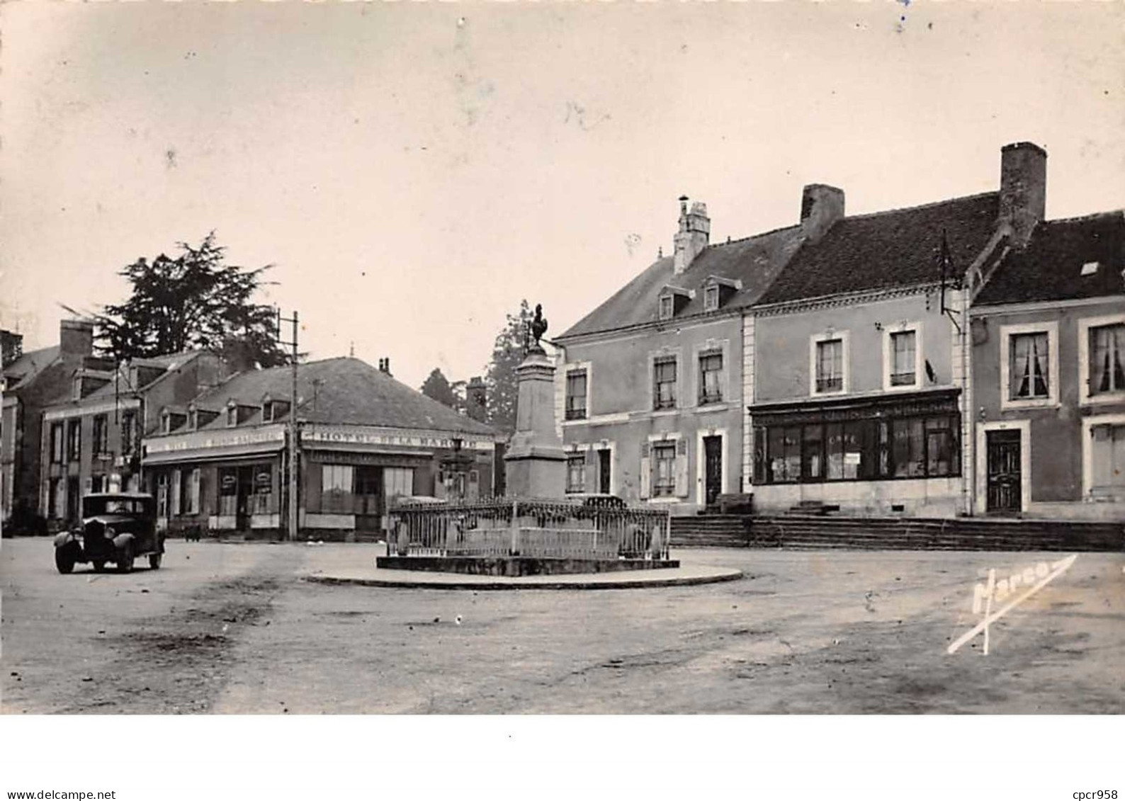 72 . N° 51474 . Beaumont Sur Sarthe . La Place De La Liberation . Cpsm - Beaumont Sur Sarthe