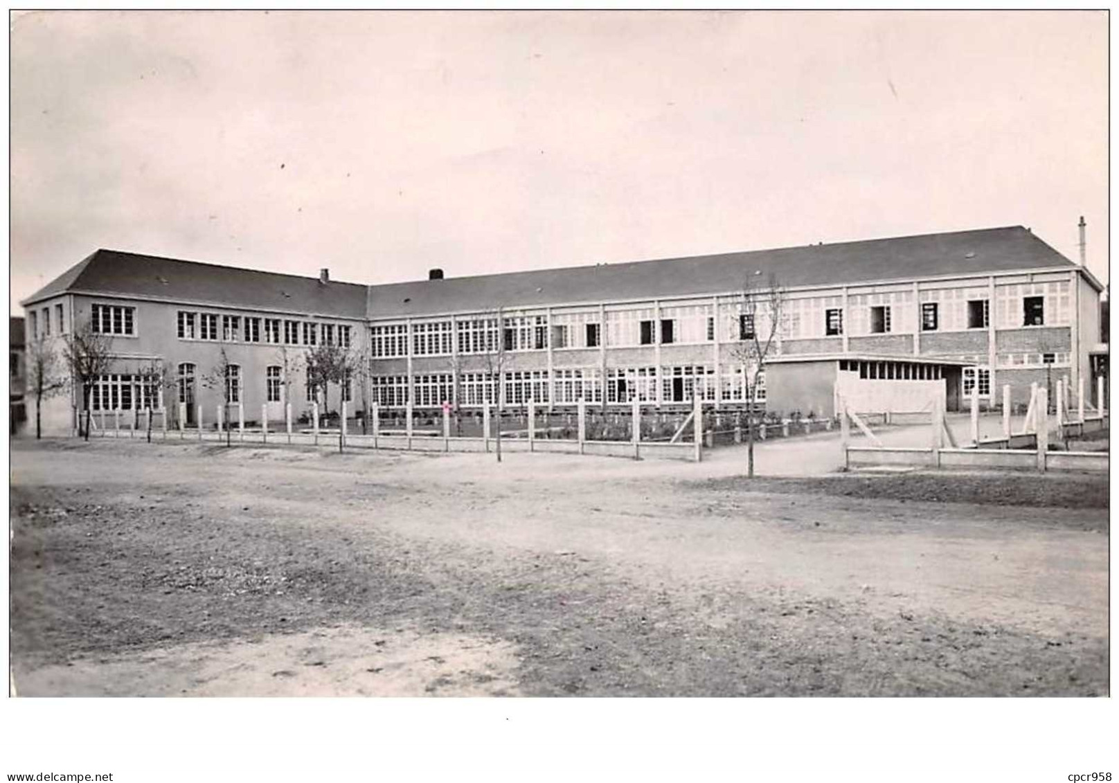 72 . N° 44603 . Ecommoy . Groupe Scolaire .  Vue Generale . Cpsm  14 X 9 Cm. - Ecommoy