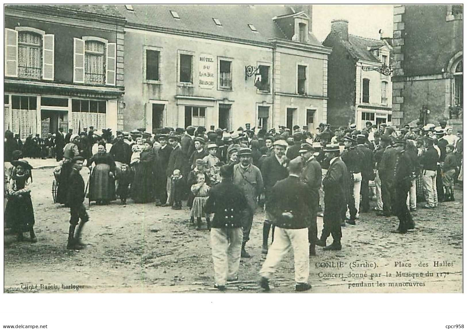 72.CONLIE.n°15212.PLACE DES HALLES.CONCERT DONNE PAR LA MUSIQUE DU 117e PENDANT LES MANOEUVRES.HOTEL DU LION D'OR ... - Conlie