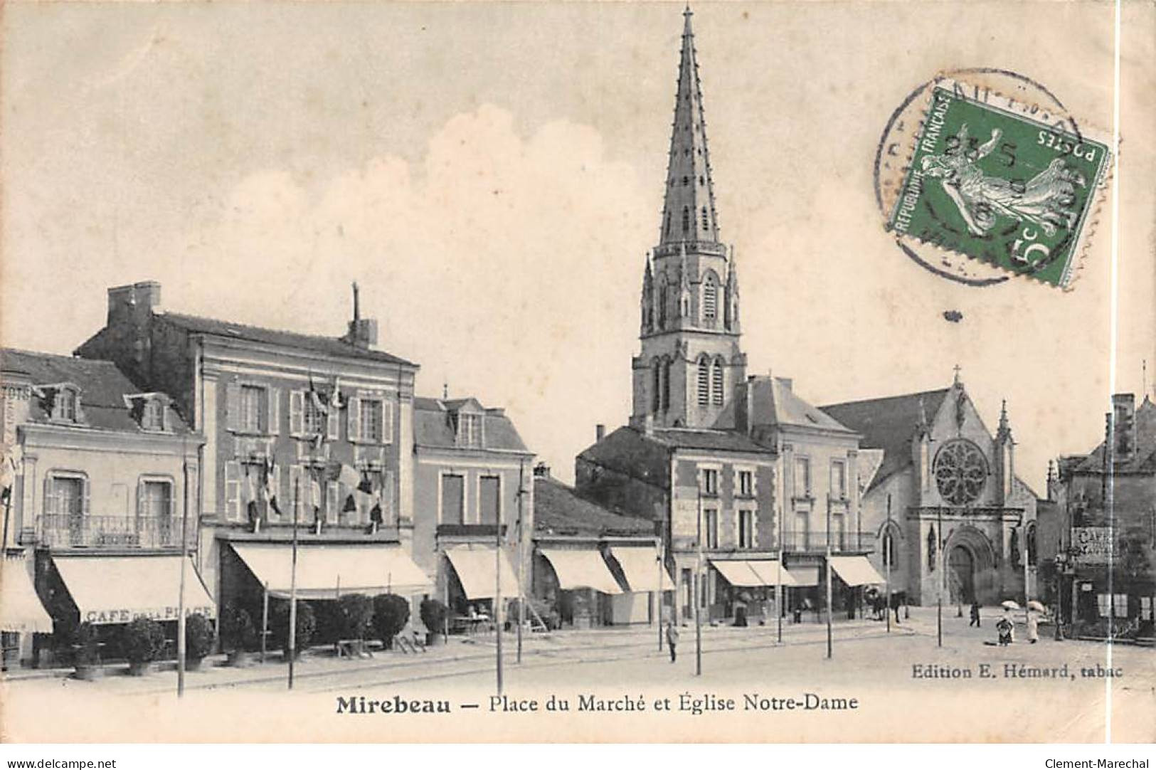 MIREBEAU - Place Du Marché Et Eglise Notre Dame - état - Mirebeau