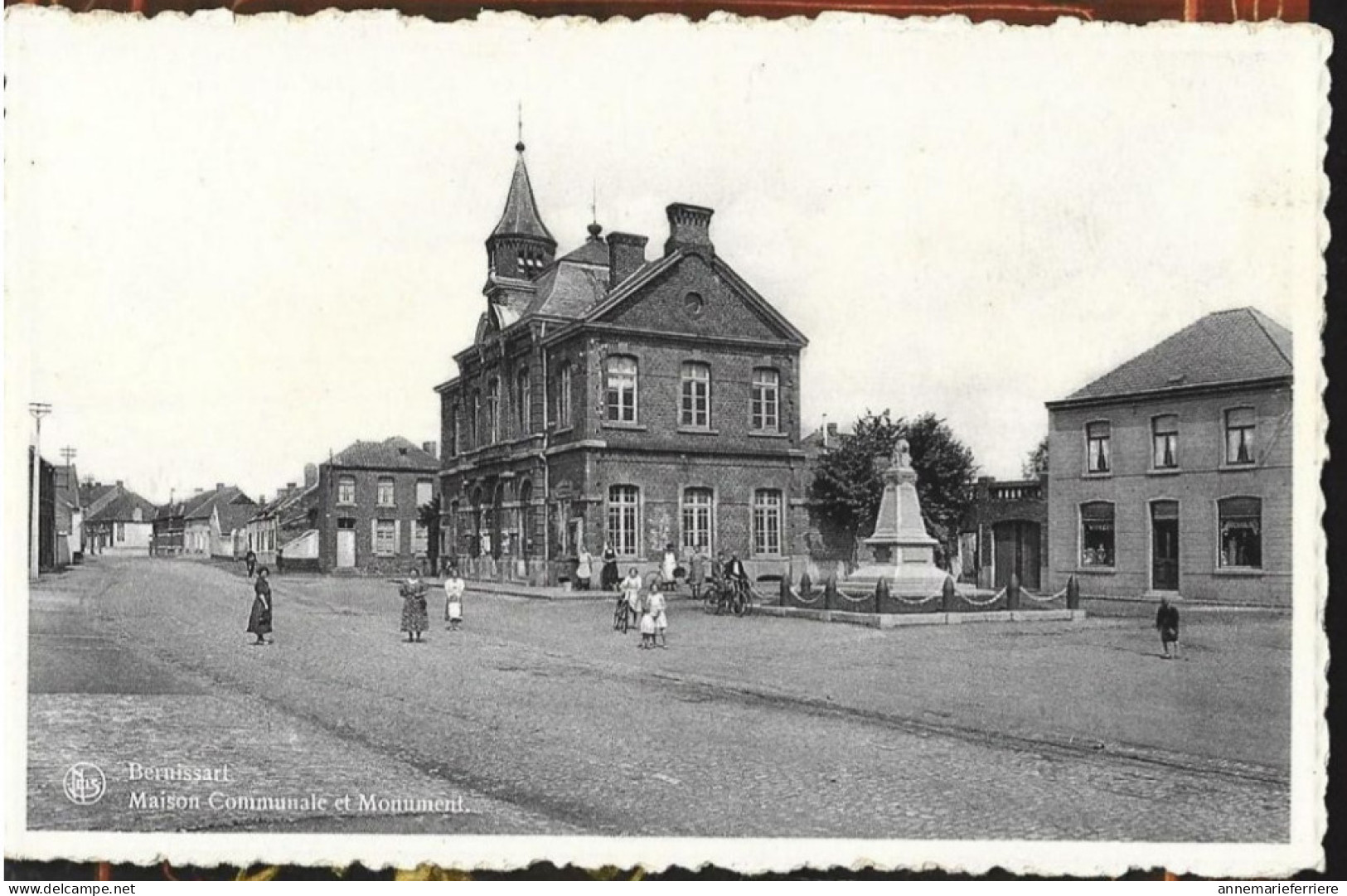 Bernissart Maison Communale Et Monument - Bernissart