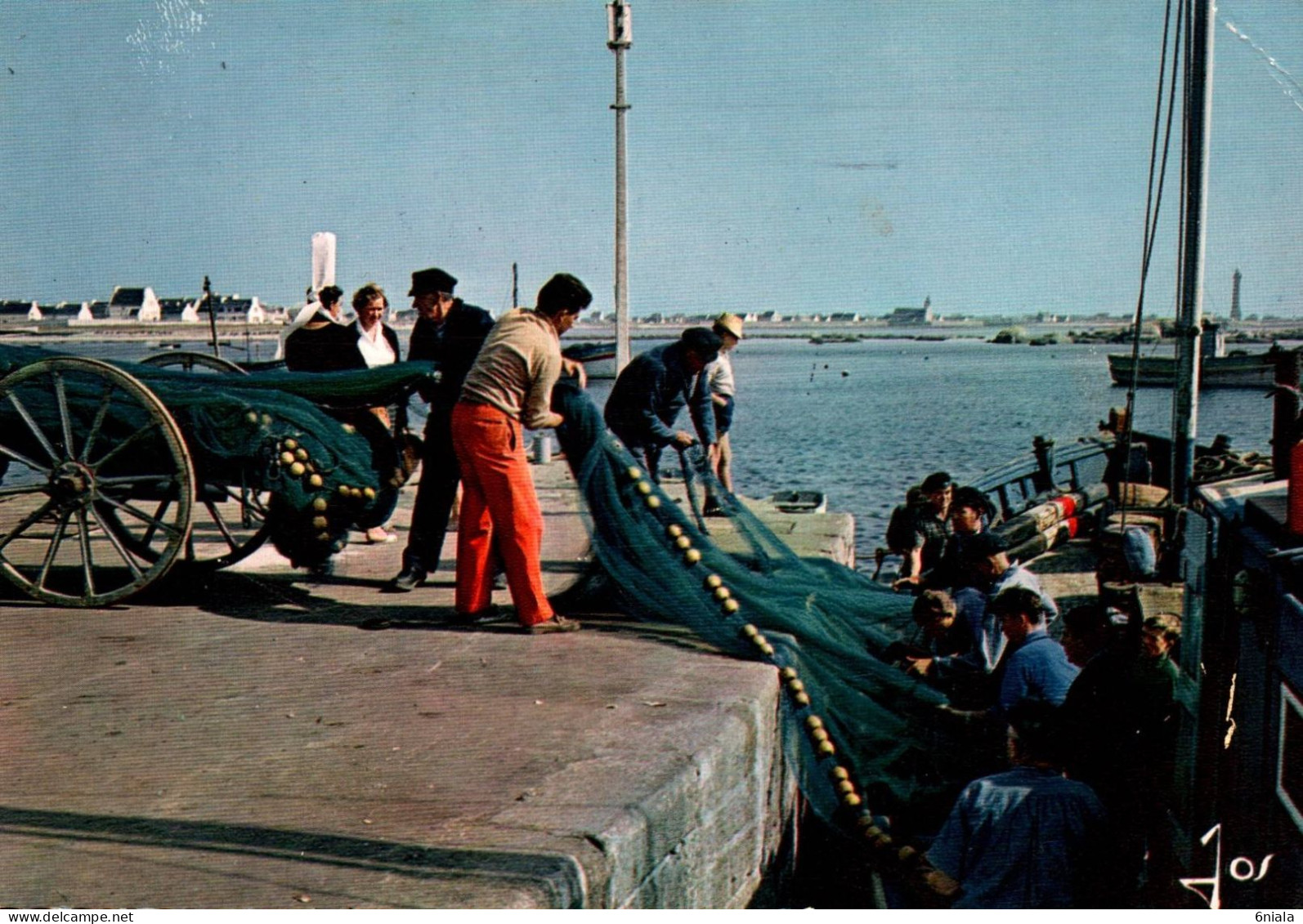 F 21415 Départ Pour La Pêche Dans Un Port Du Pays Bigouden    ( 2 Scans)  Bateau, Pêcheurs, Marins, Filets De Pêche - Pêche