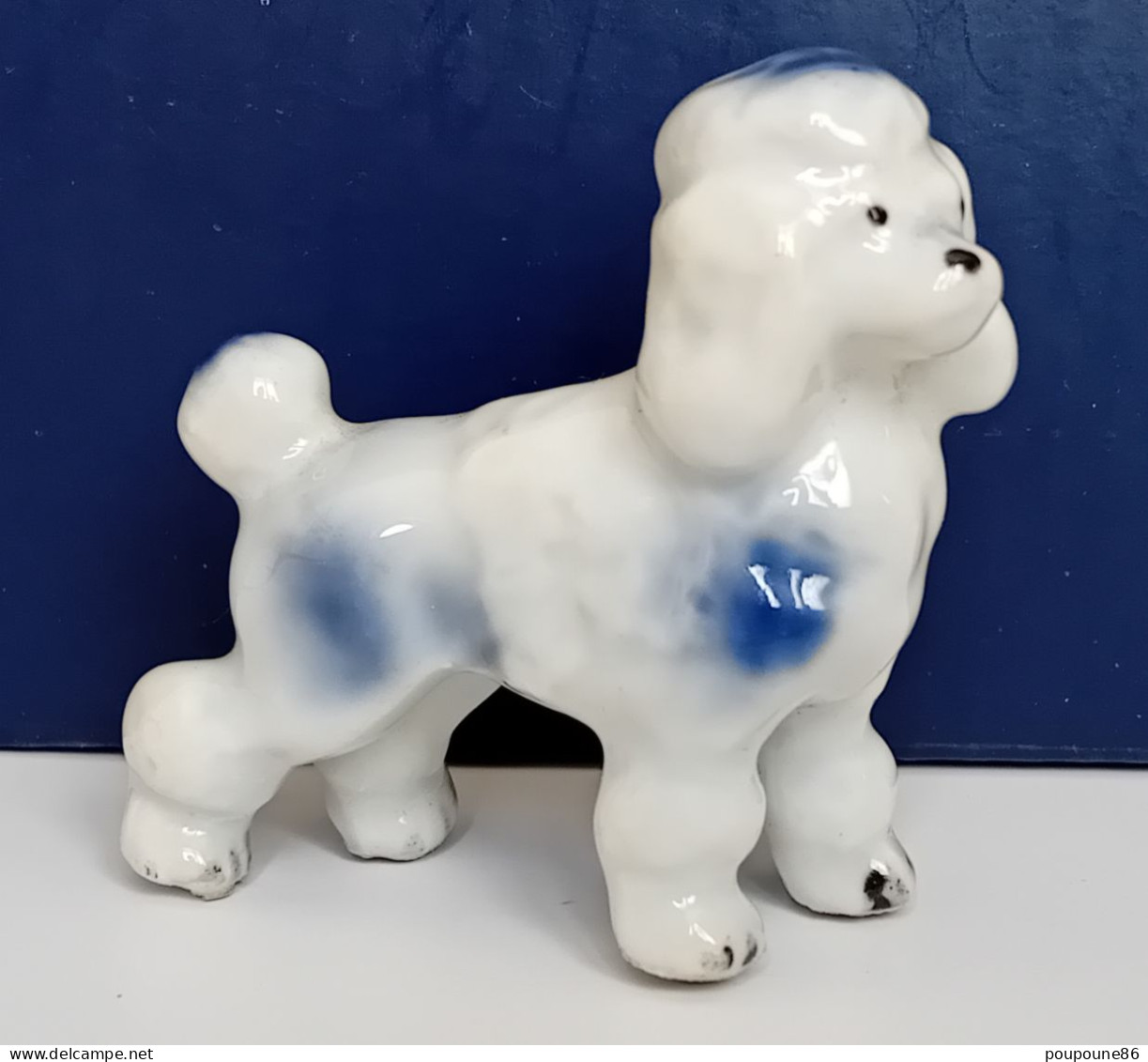 MINIATURE CHIEN CANICHE BLANC ET BLEU - L 5 Cm - H 5 Cm - PETIT TROU DESSOUS - Poids 34 Gr - Animali