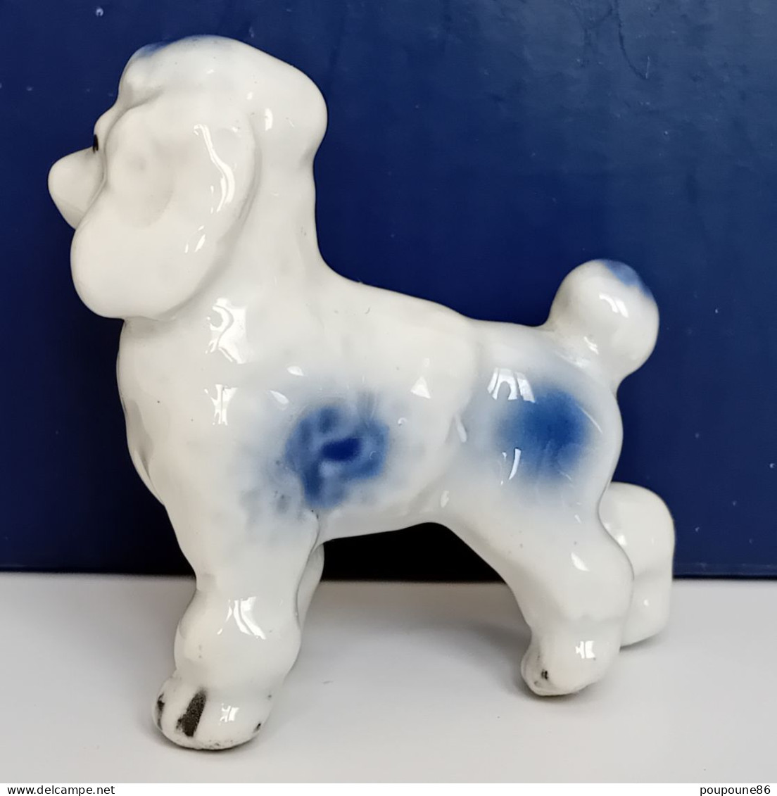 MINIATURE CHIEN CANICHE BLANC ET BLEU - L 5 Cm - H 5 Cm - PETIT TROU DESSOUS - Poids 34 Gr - Dieren