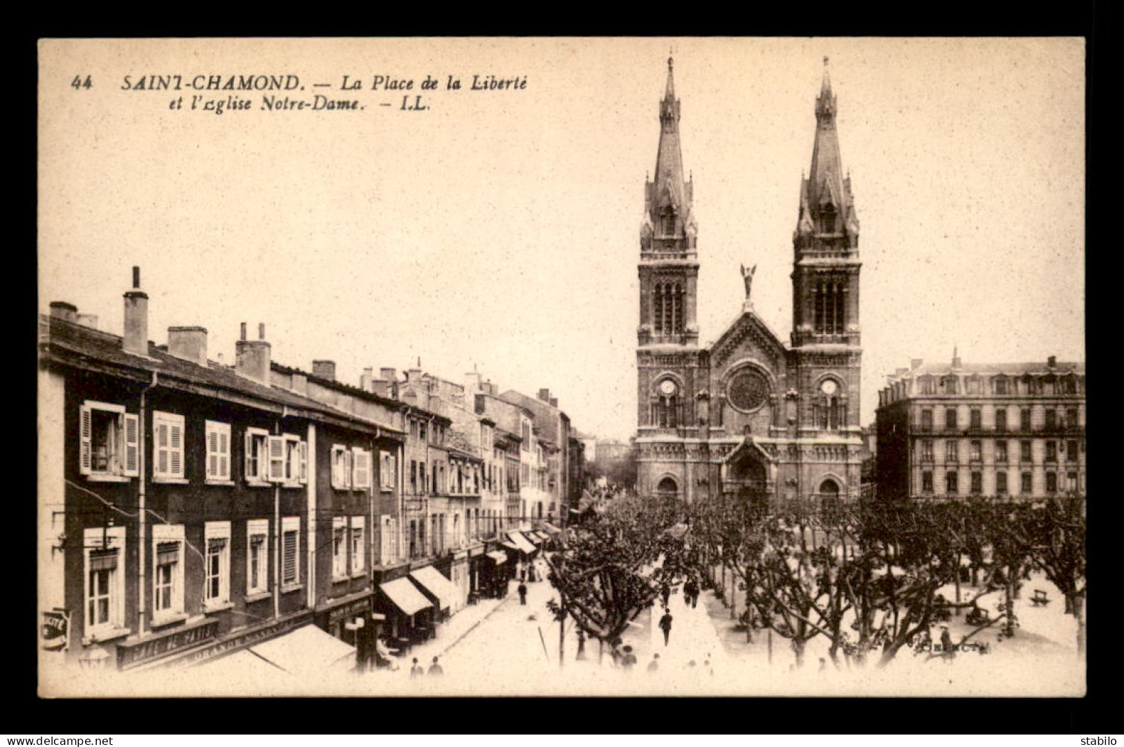 42 - ST-CHAMOND - LA PLACE DE LA LIBERTE ET L'EGLISE NOTRE-DAME - Saint Chamond