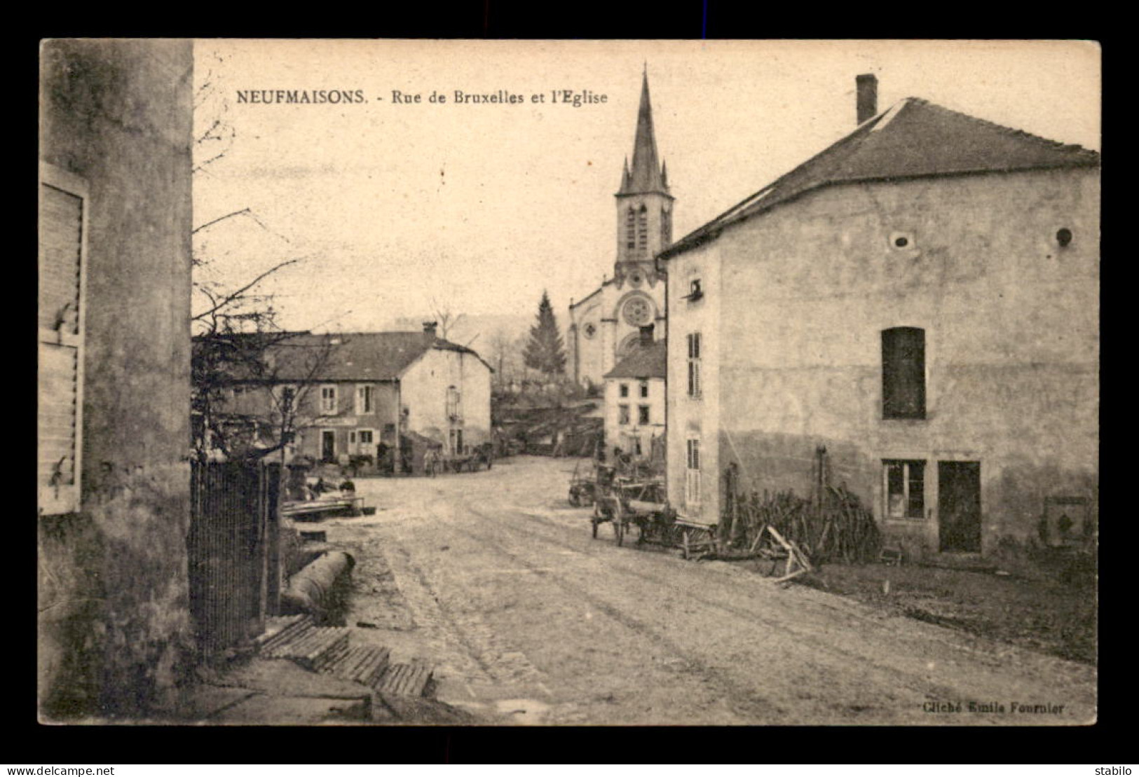 54 - NEUFMAISONS - RUE DE BRUXELLES ET L'EGLISE - Neuves Maisons