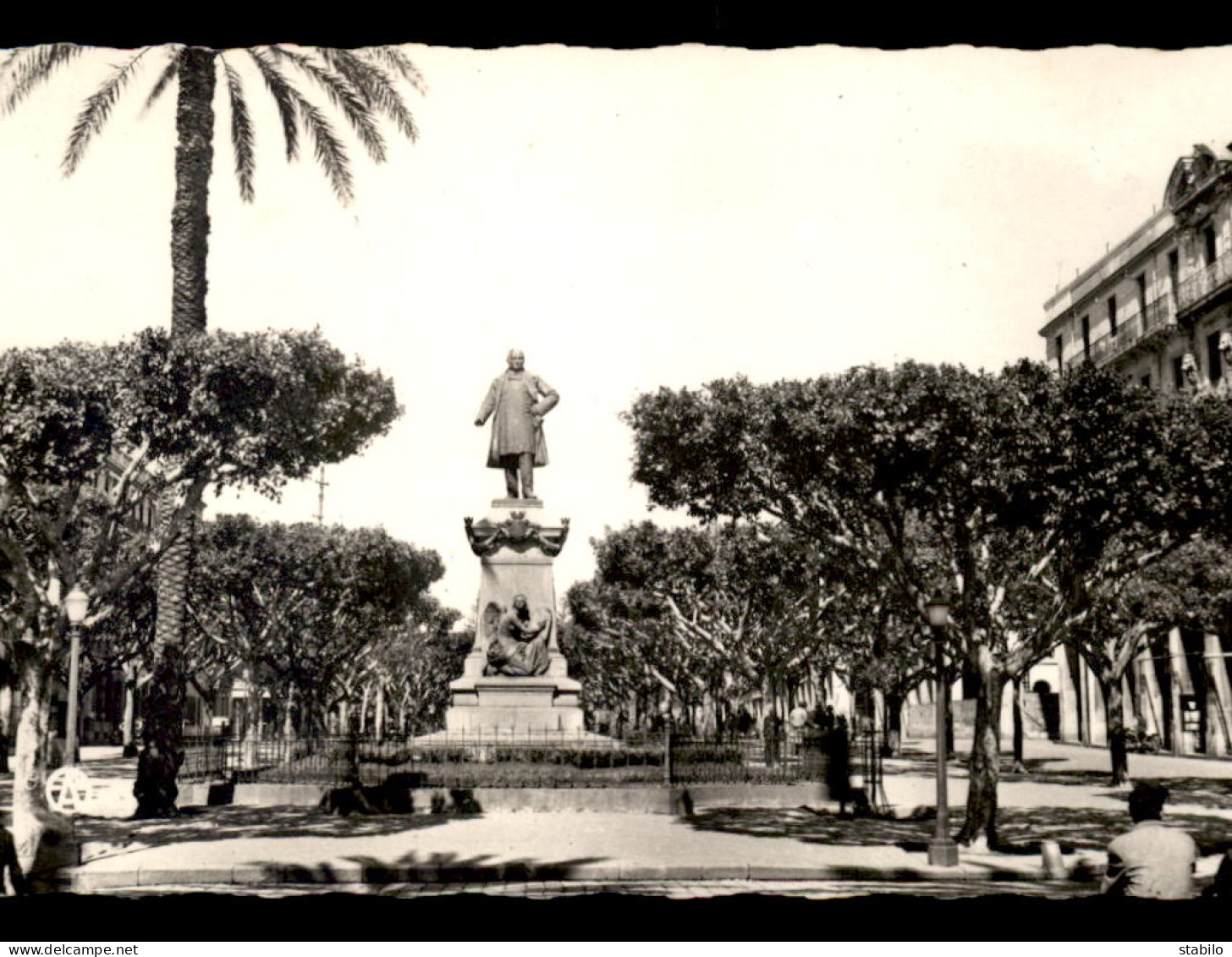 ALGERIE - BONE - LE COURS BERTAGNA ET LA STATUE THIERS - Annaba (Bône)