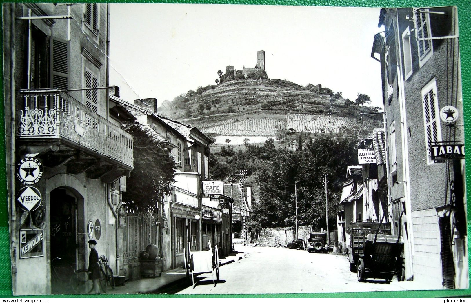 Cpa 46 SAINT CERE  Animée BOULEVARD CARNOT & TOURS DE ST LAURENT , CAFE TABAC , VOITURE TRACTION , Enseignes , Commerces - Saint-Céré