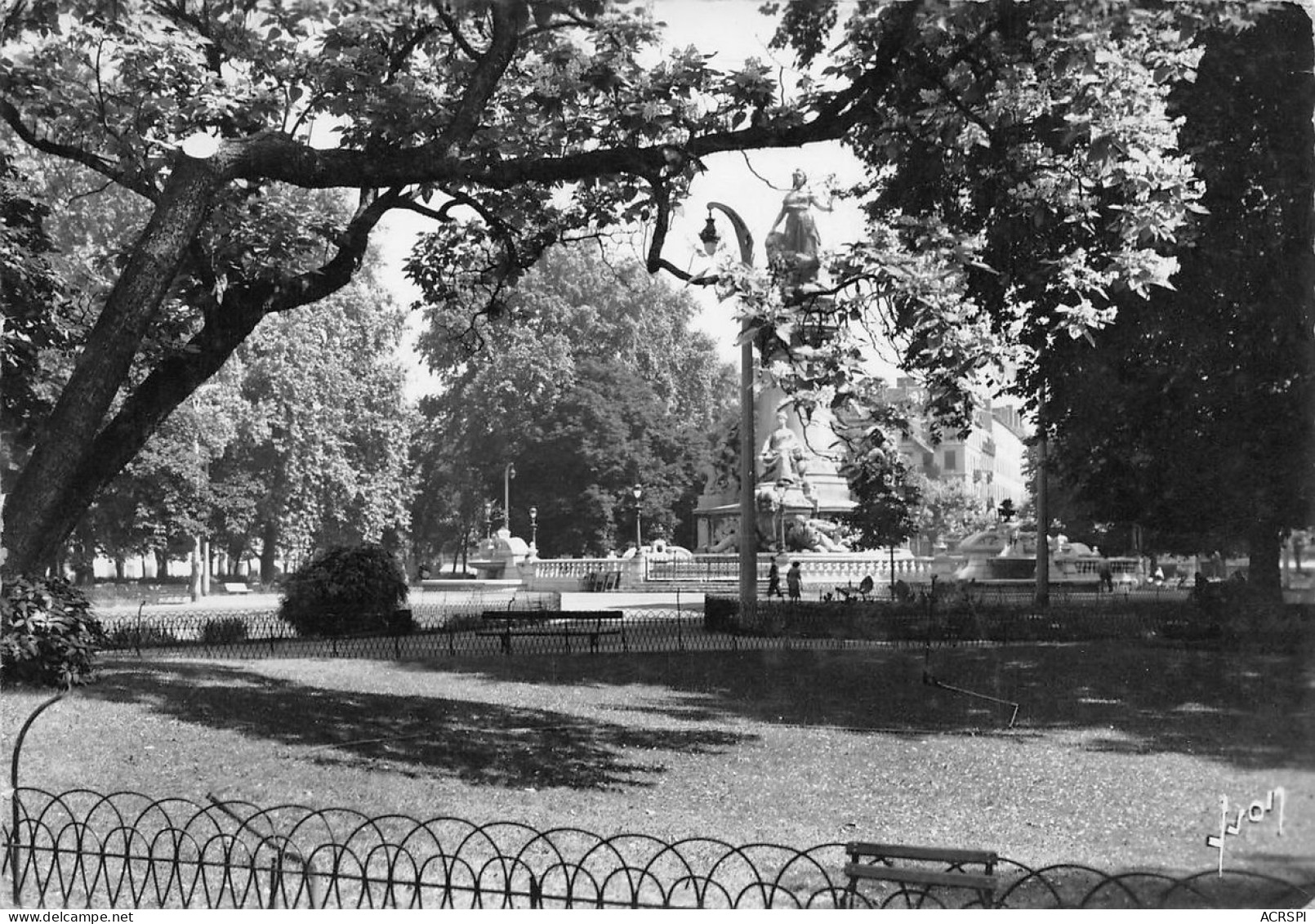 LYON Place CARNOT Statue De La République  21 (scan Recto Verso)KEVREN0687 - Lyon 2