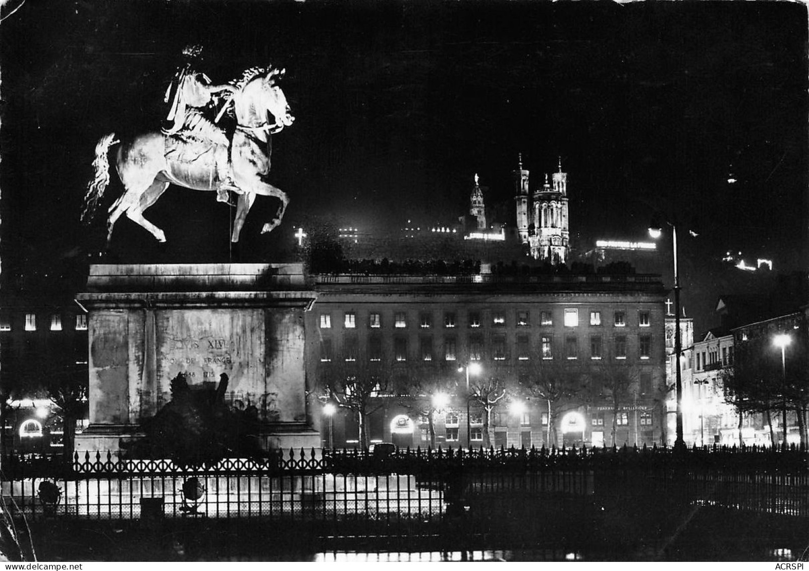 LYON Place Bellecour Statue équestre De Louis XIV De Nuit  47 (scan Recto Verso)KEVREN0685 - Lyon 5