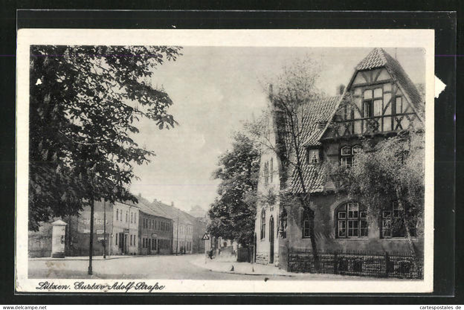 AK Lützen, Gustav-Adolf-Strasse Mit Geschäften Und Litfasssäule  - Lützen