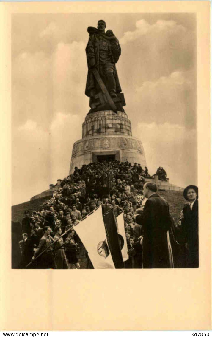 Ehrenmal In Berlin Treptow - Treptow