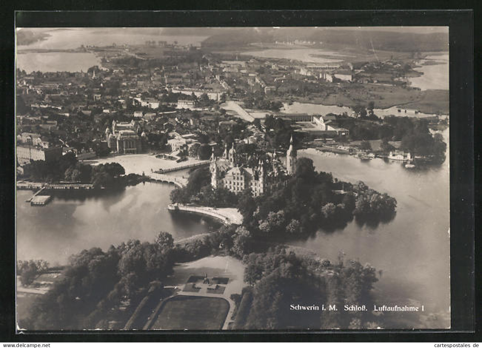 AK Schwerin I. M., Luftaufnahme Des Schlosses Umgeben Von Wasser  - Schwerin