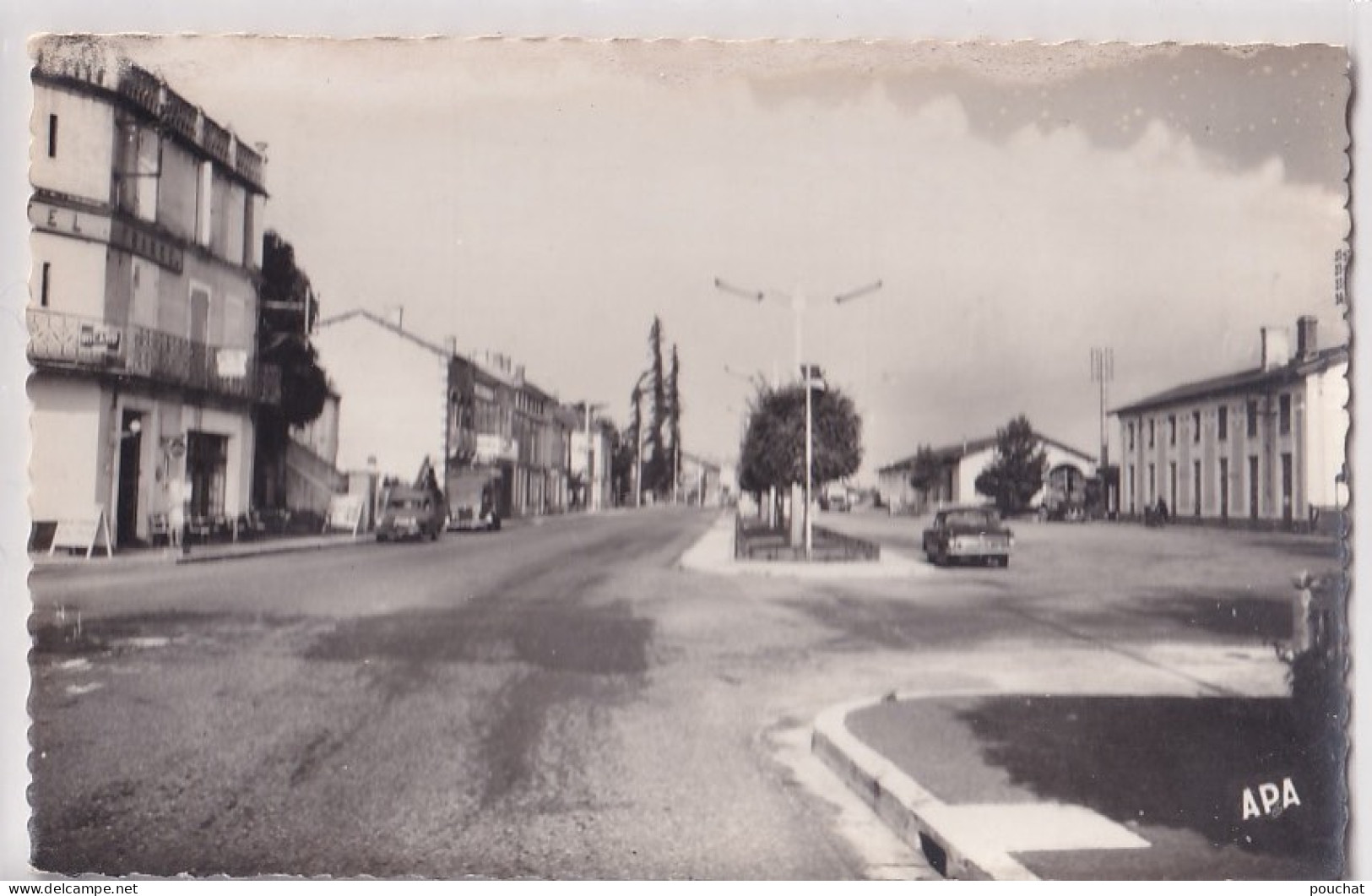 F4-82) VALENCE D ' AGEN (TARN ET GARONNE) AVENUE DE LA GARE - BAR RESTAURANT LES ROUTIERS - AUTOMOBILES - ( 2 SCANS )  - Valence