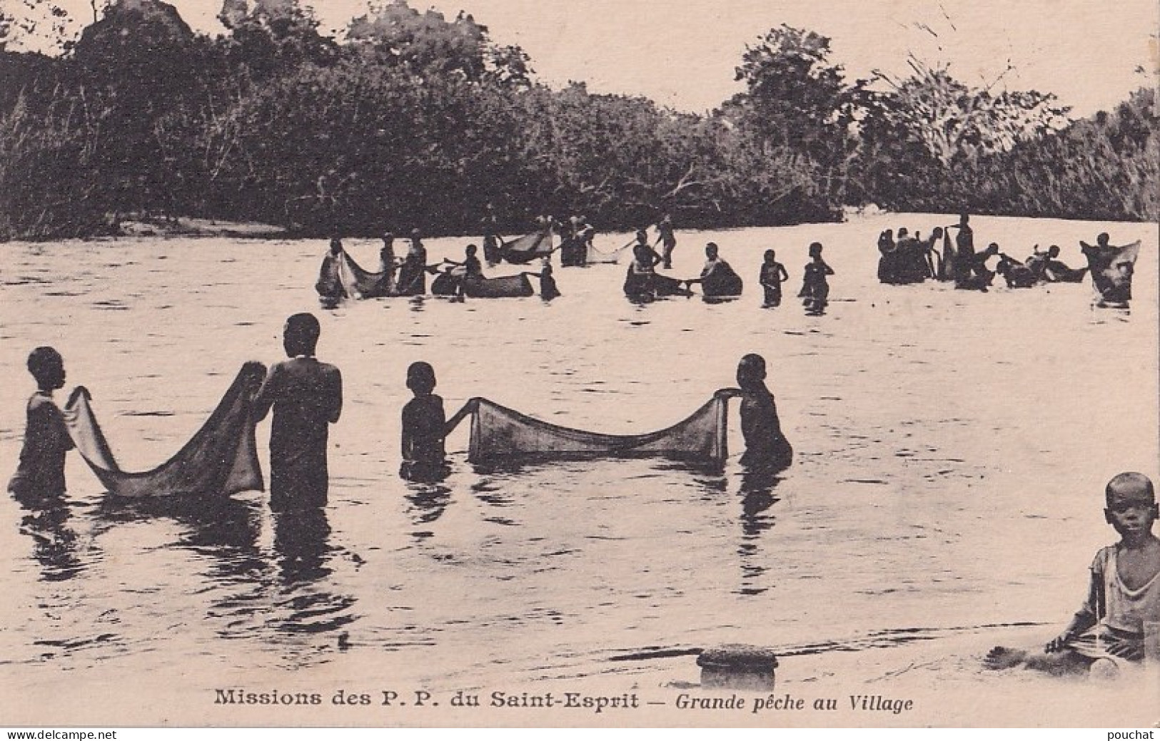 F16- AFRIQUE - MISSIONS DES P.P. DU SAINT ESPRIT - GRANDE PECHE AU VILLAGE - ( 2 SCANS ) - Missioni