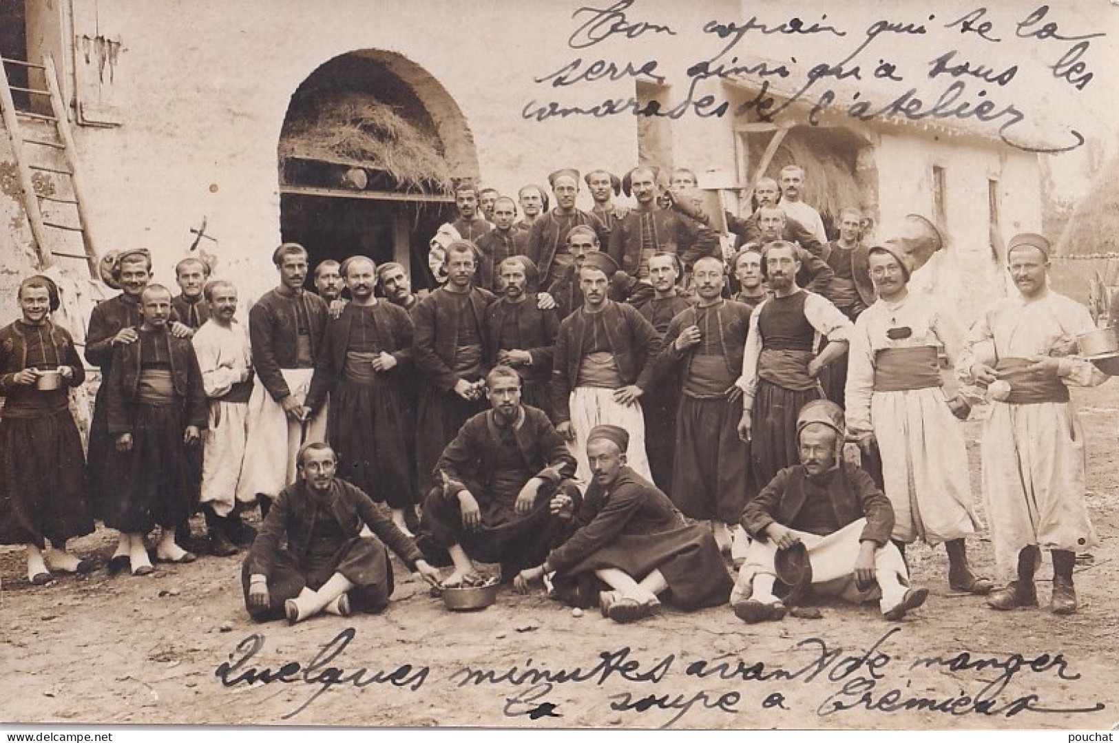 B6-38) CREMIEU - CARTE PHOTO DES ZOUAVES DE SATHONAY EN MANOEUVRES AVANT DE MANGER LA SOUPE A CREMIEU - ( 2 SCANS ) - Crémieu