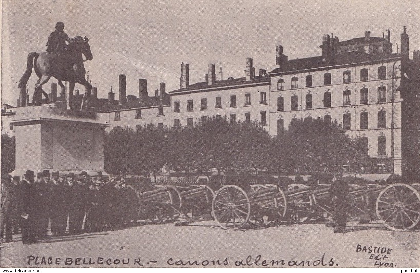 B10-69) LYON - PLACE BELLECOUR CANONS ALLEMANDS - EDIT. BASTIDE - ( 2 SCANS ) - Lyon 2