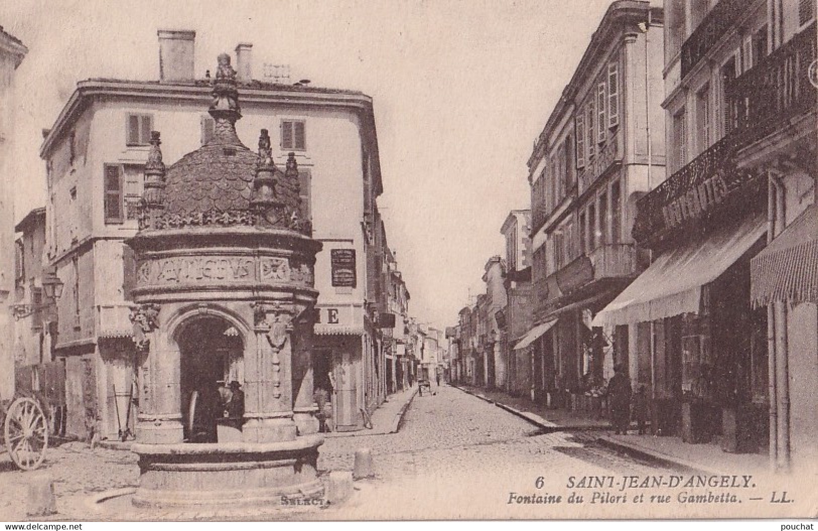 B14-17) SAINT JEAN D'ANGELY - FONTAINE DU PILORI ET RUE GAMBETTA - ( 2 SCANS ) - Saint-Jean-d'Angely