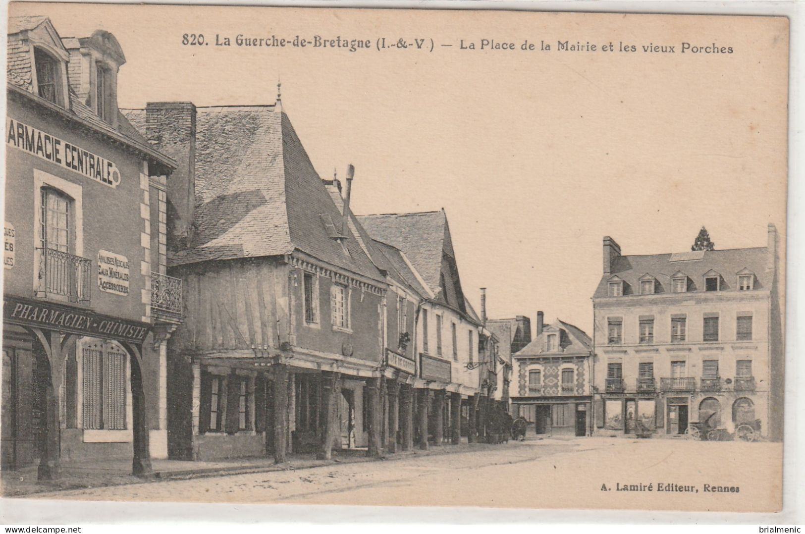 LA GUERCHE De BRETAGNE  La Place De La Mairie Et Les Vieux Porches - La Guerche-de-Bretagne