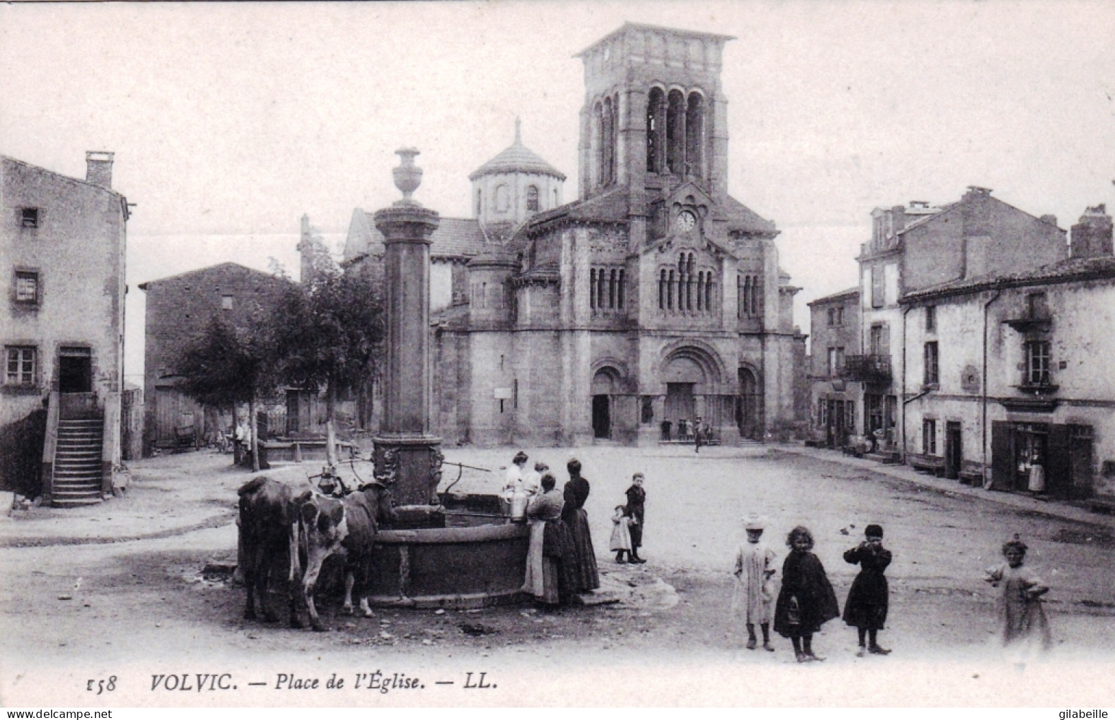 63 - Puy De Dome - VOLVIC - Place De L église - Fontaine Et Vaches - Volvic