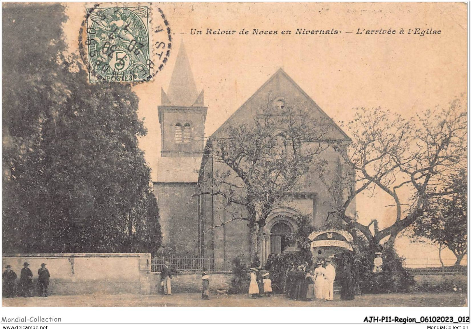 AJHP11-REGION-0909 - Un Retour De Noces En NIVERNAIS - L'arrivée à L'église - Bourgogne