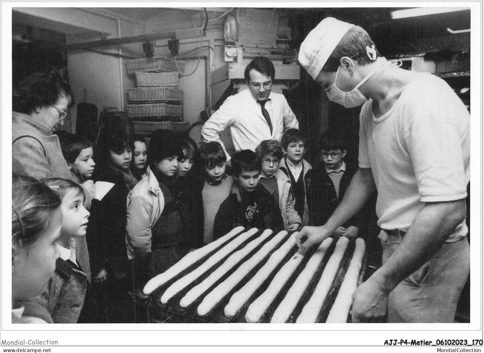 AJJP4-0389 - METIER - JEAN BOURGEOIS - VISITE DE LA BOULANGERIE MAHOU PAR LES ENFANTS DE L'ECOLE ST GREGOIRE  - Industrie