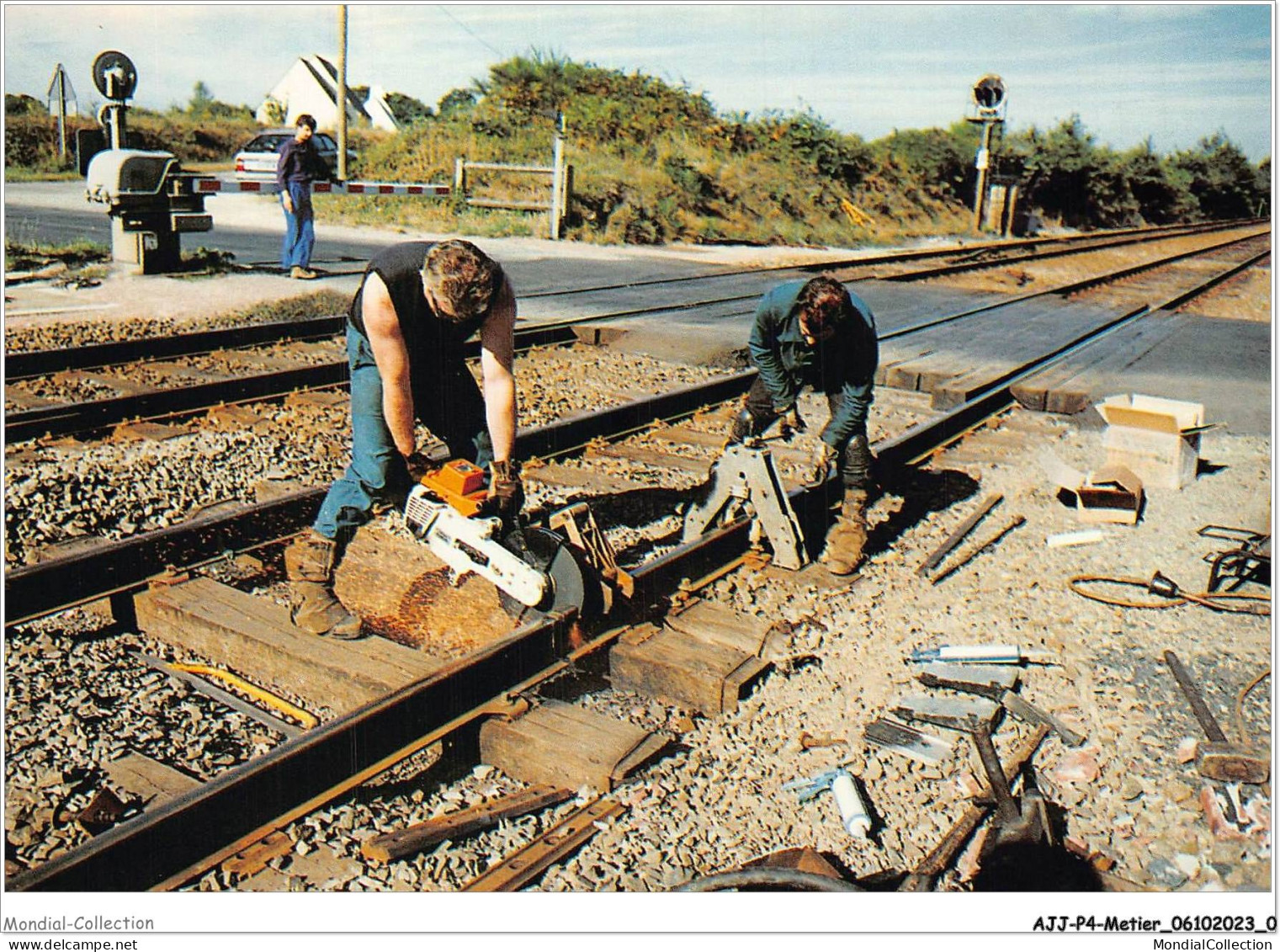 AJJP4-0304 - METIER - L'EQUIPE DU SOLDAT LOUIS DE LA SNCF DECOUPE UN RAIL USAGE POUR SON CHANGEMENT  - Industrie