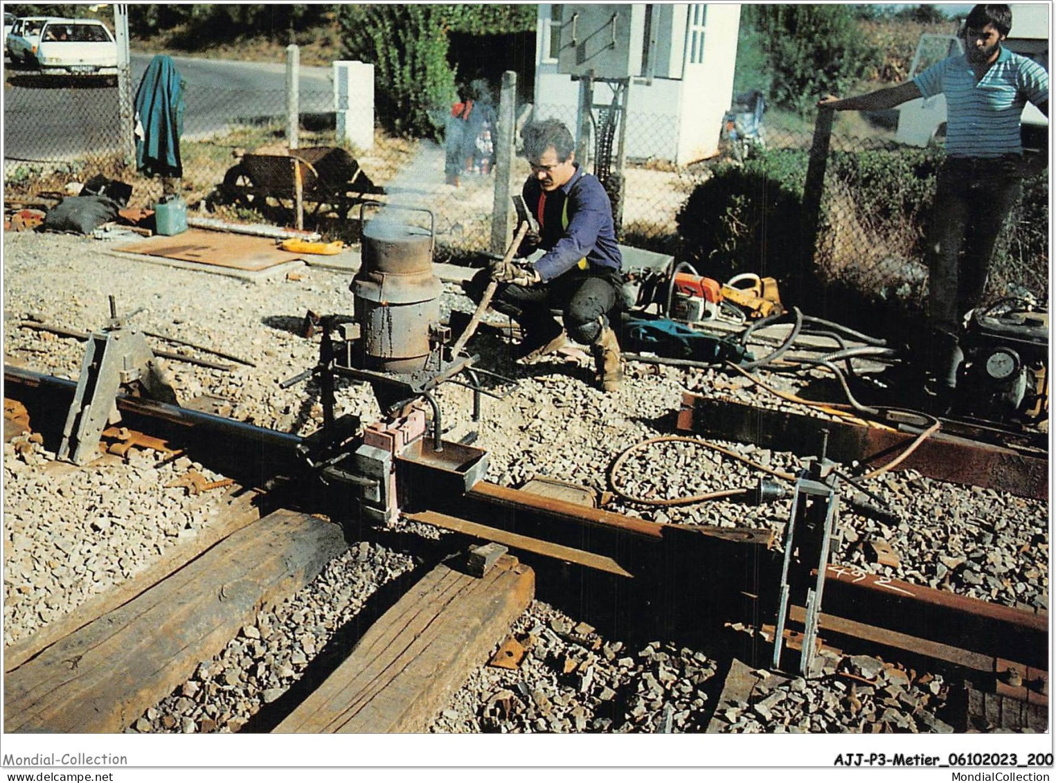 AJJP3-0303 - METIER - L'EQUIPE DU SOLDAT LOUIS DE LA SNCF PREPARE LA COULEE EN ACIER DE JONCTION DE DEUX RAILS  - Industry