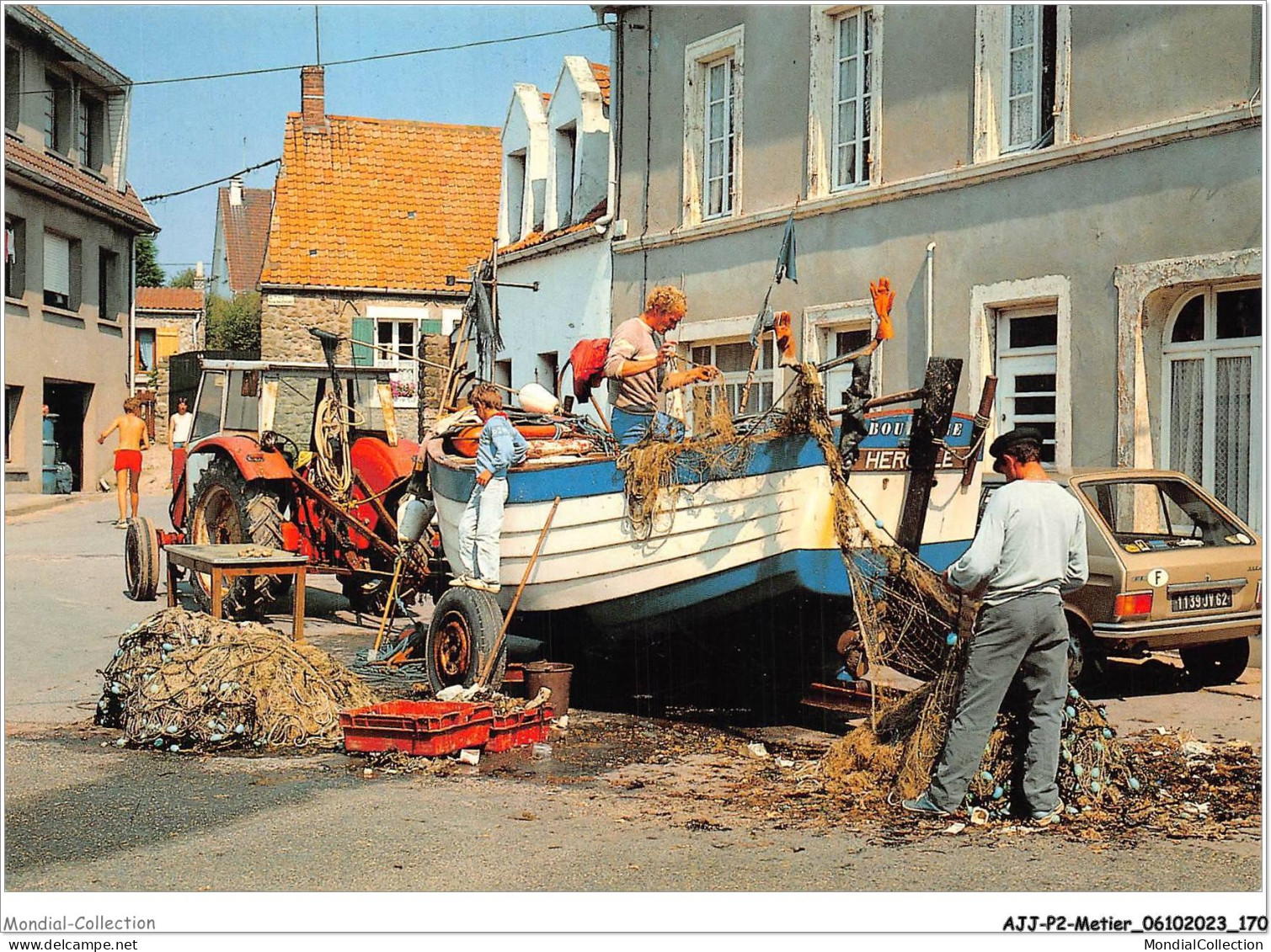 AJJP2-0187 - METIER - WISSANT - RETOUR DE PECHE - PECHEURS TRIANT LE POISSON SUR LEUR FLOBARD - Pêche