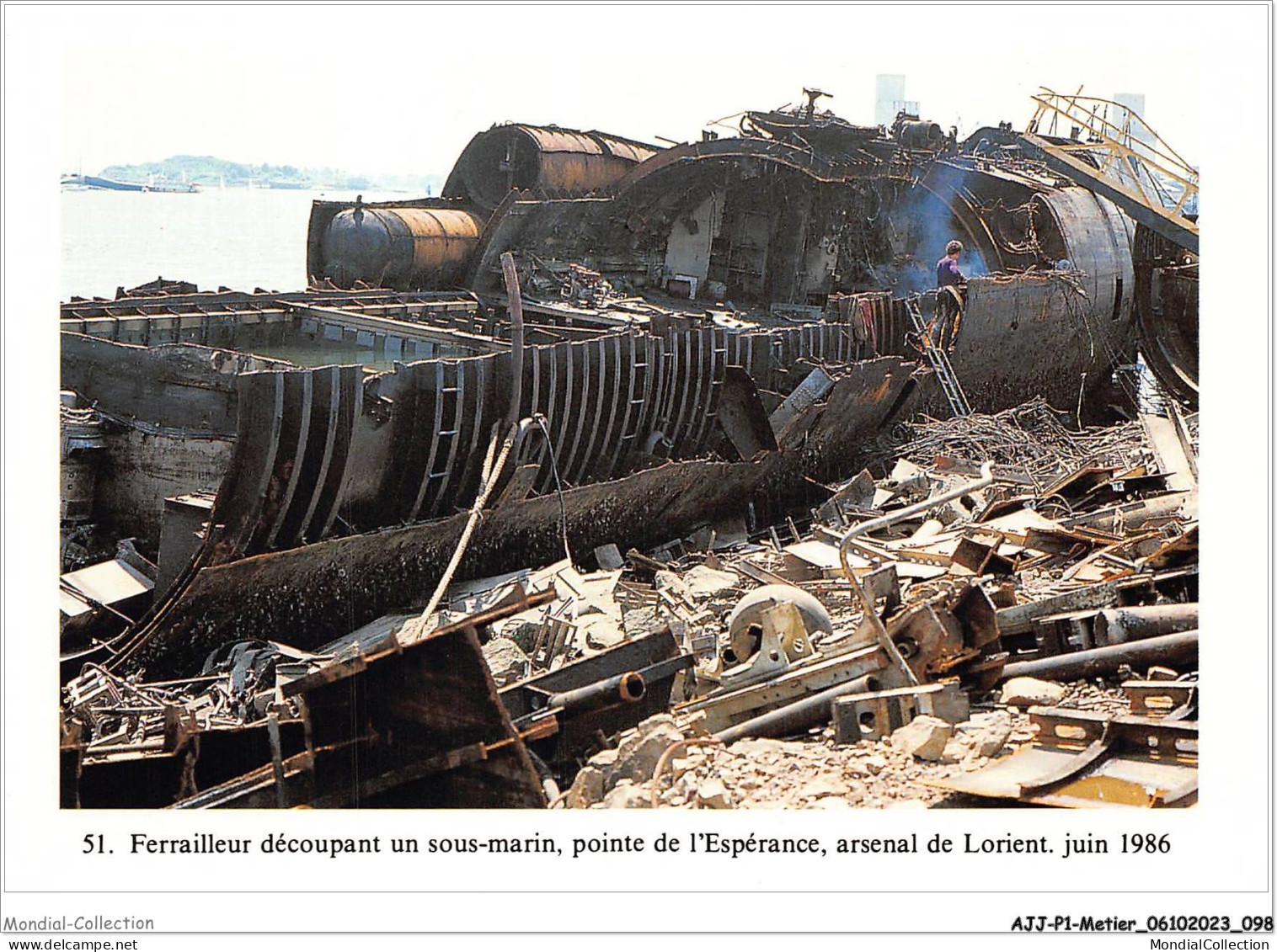 AJJP1-0050 - METIER - FERRAILLEUR DECOUPANT UN SOUS-MARIN - POINTE DE L'ESPERANCE - ARSENAL DE LORIENT  - Artisanat