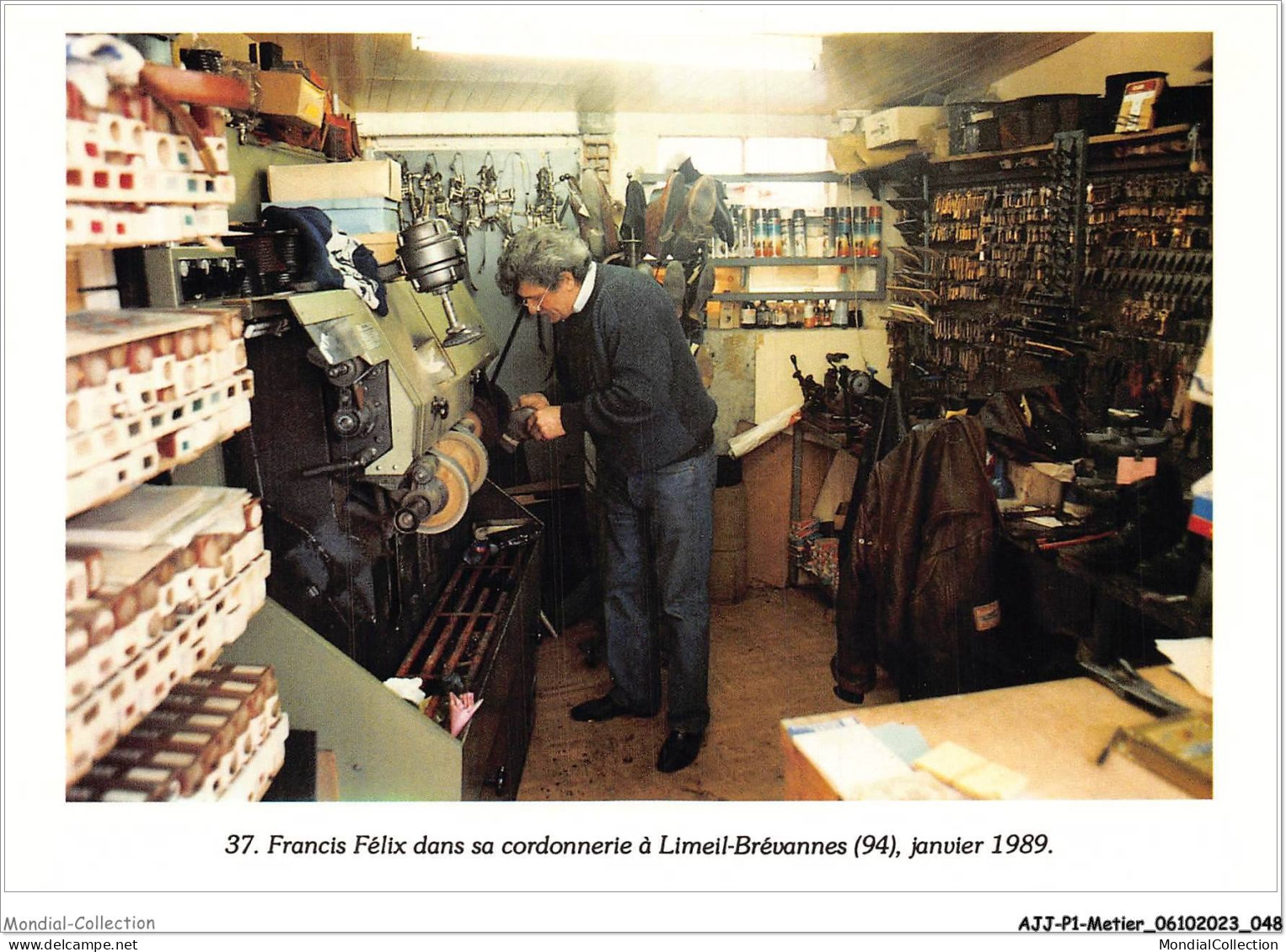 AJJP1-0025 - METIER - FRANCIS FELIX DANS SA CORDONNERIE A LIMEIL-BREVANNES - JANVIER 1989 - Industry