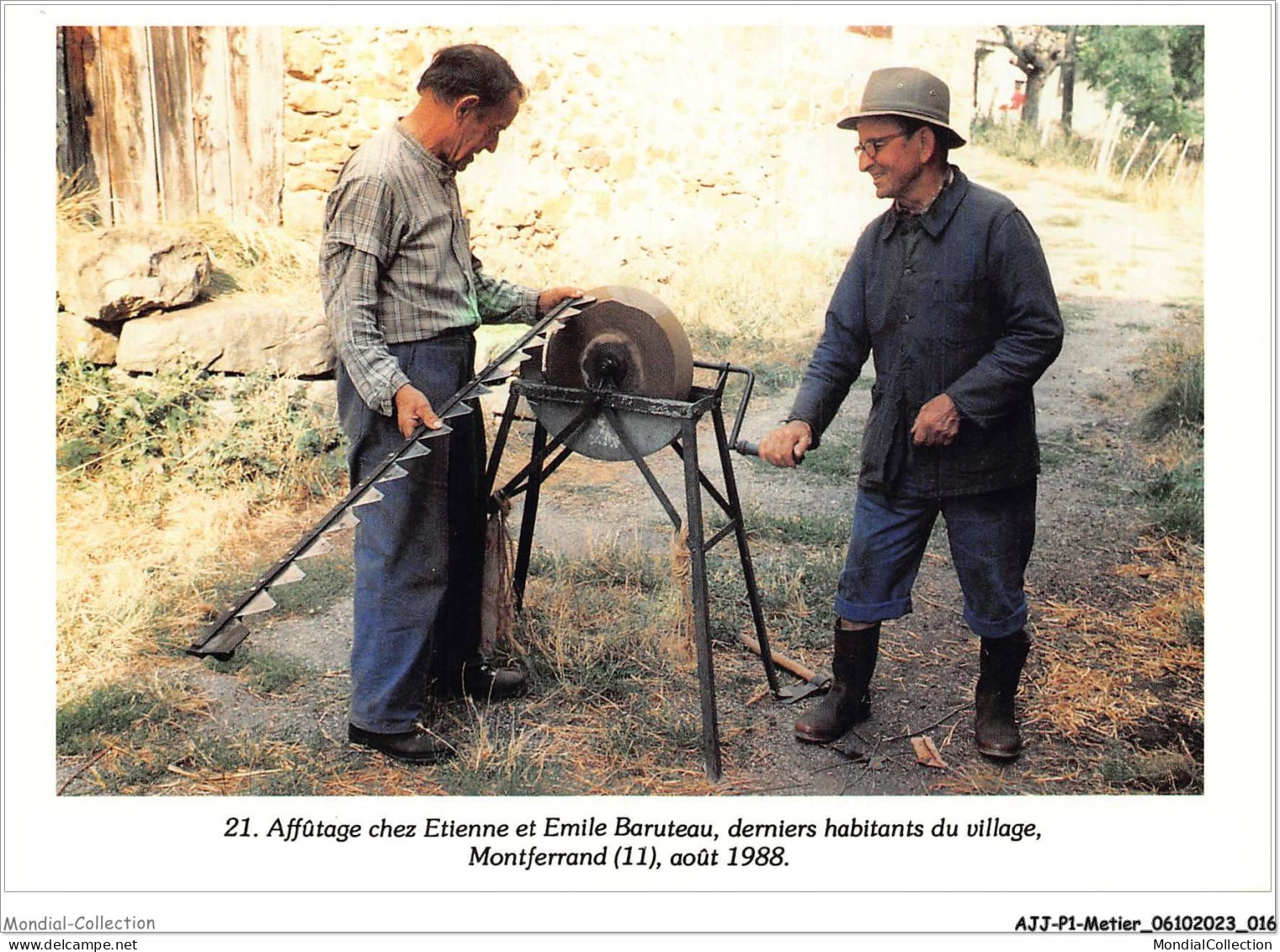 AJJP1-0009 - METIER - AFFUTAGE CHEZ ETIENNE ET EMILE BARUTEAU - DERNIERS HABITANTS DU VILLAGE - MONTFERRAND - AOUT 1988 - Artisanat