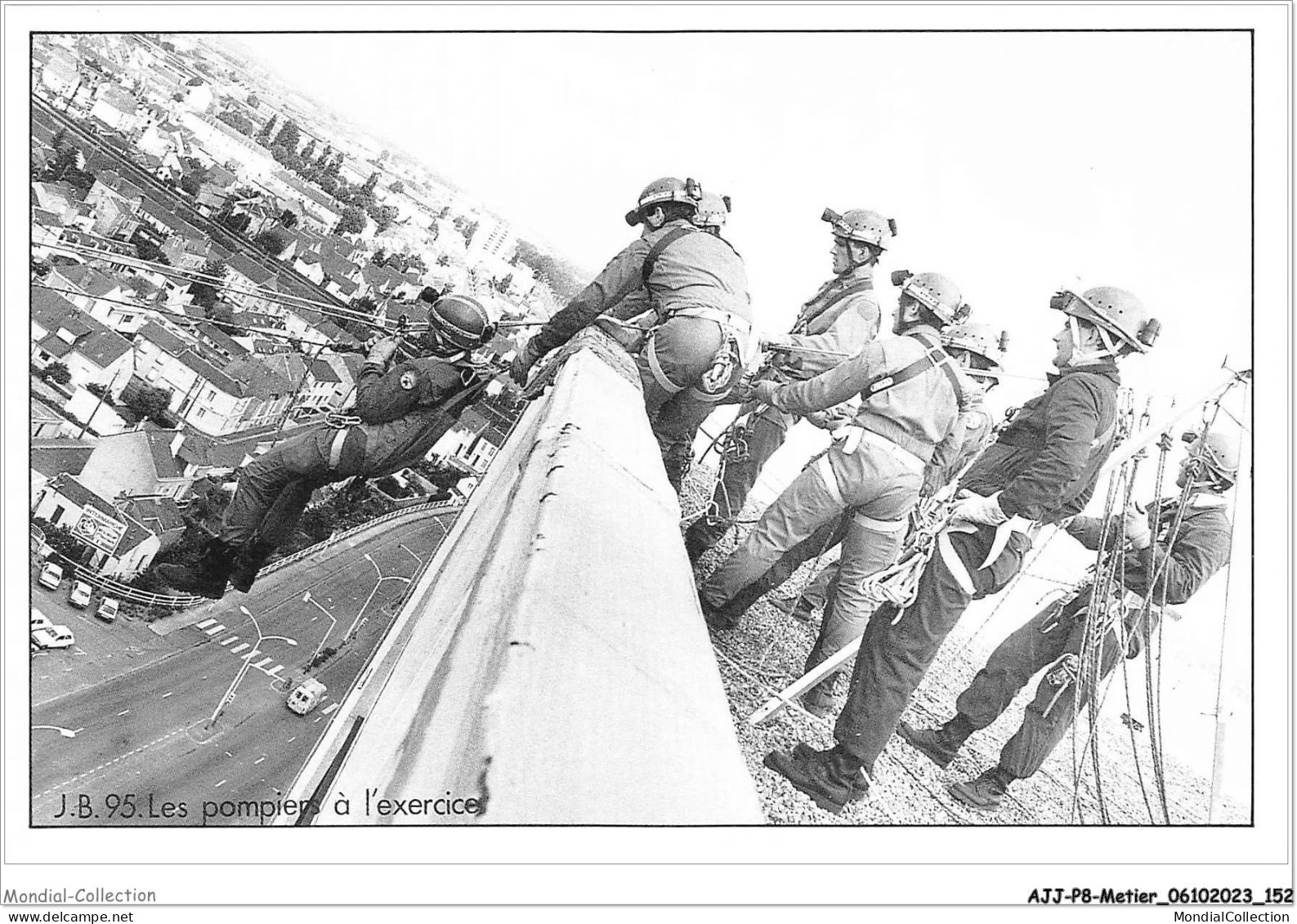 AJJP8-0775 - METIER - LES POMPIERS A L'EXERCICE  - Firemen