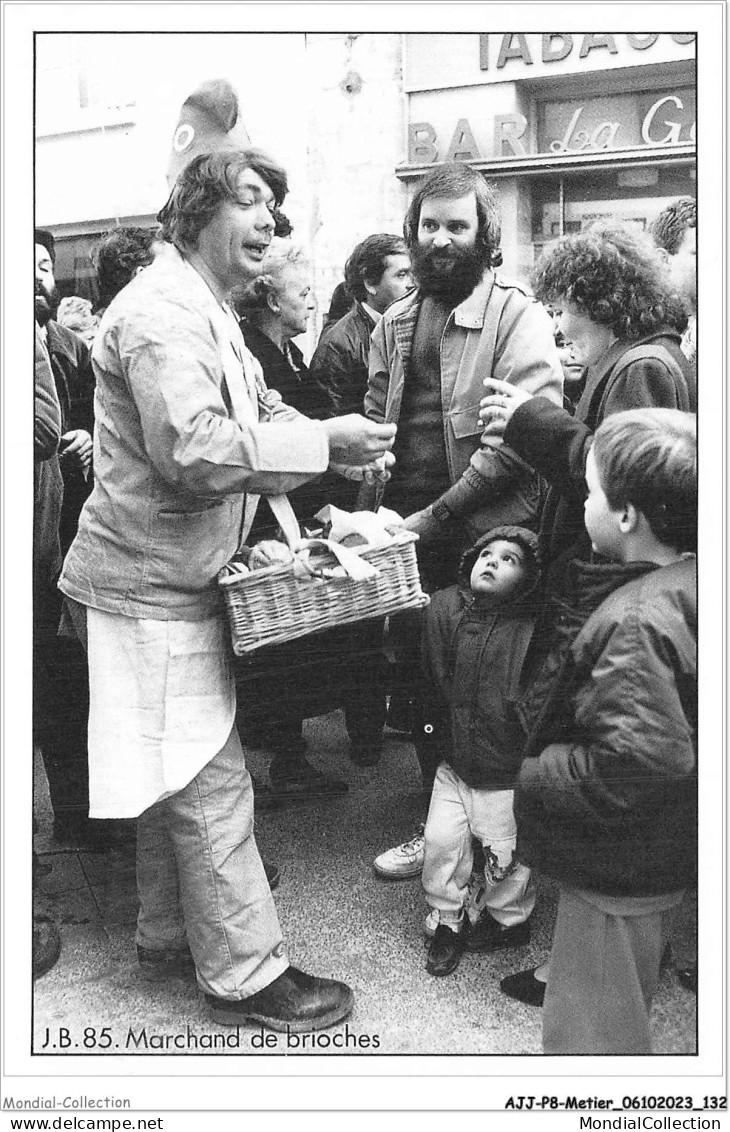 AJJP8-0765 - METIER - MARCHAND DE BRIOCHES  - Fliegende Händler