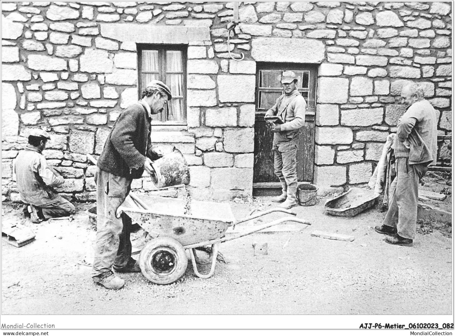 AJJP6-0548 - METIER - GUERN - RESTAURATION D'UNE FACADE A QUELVEN  - Paysans