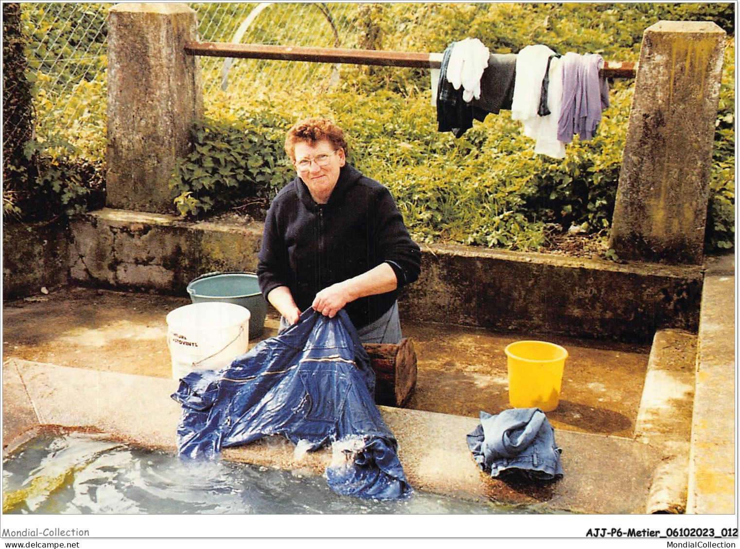 AJJP6-0513 - METIER - MME PICOT FAIT SA LESSIVE AU LAVOIR DE BRETTEVILLE-EN-SAIRE  - Farmers