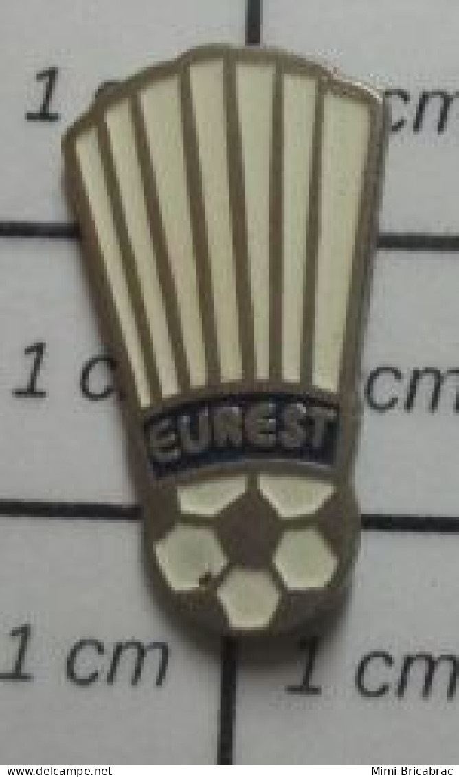 1220 Pin's Pins / Beau Et Rare : SPORTS / CLUB FOOTBALL EUREST BALLON TOQUE CHEF CUISINIEr - Fútbol