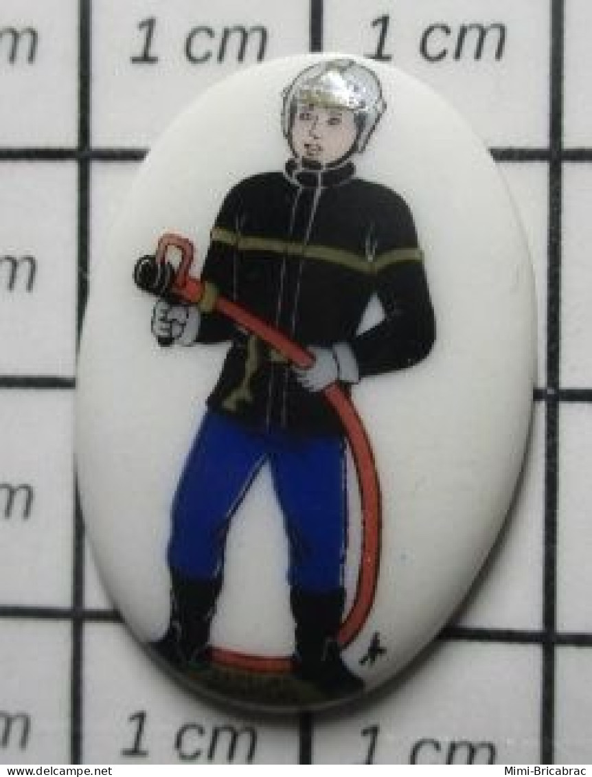 1718c Pin's Pins / Beau Et Rare : POMPIERS / SAPEUR-POMPIER AVEC LANCE D'INCENDIE Pin's En Porcelaine De Limoges - Feuerwehr