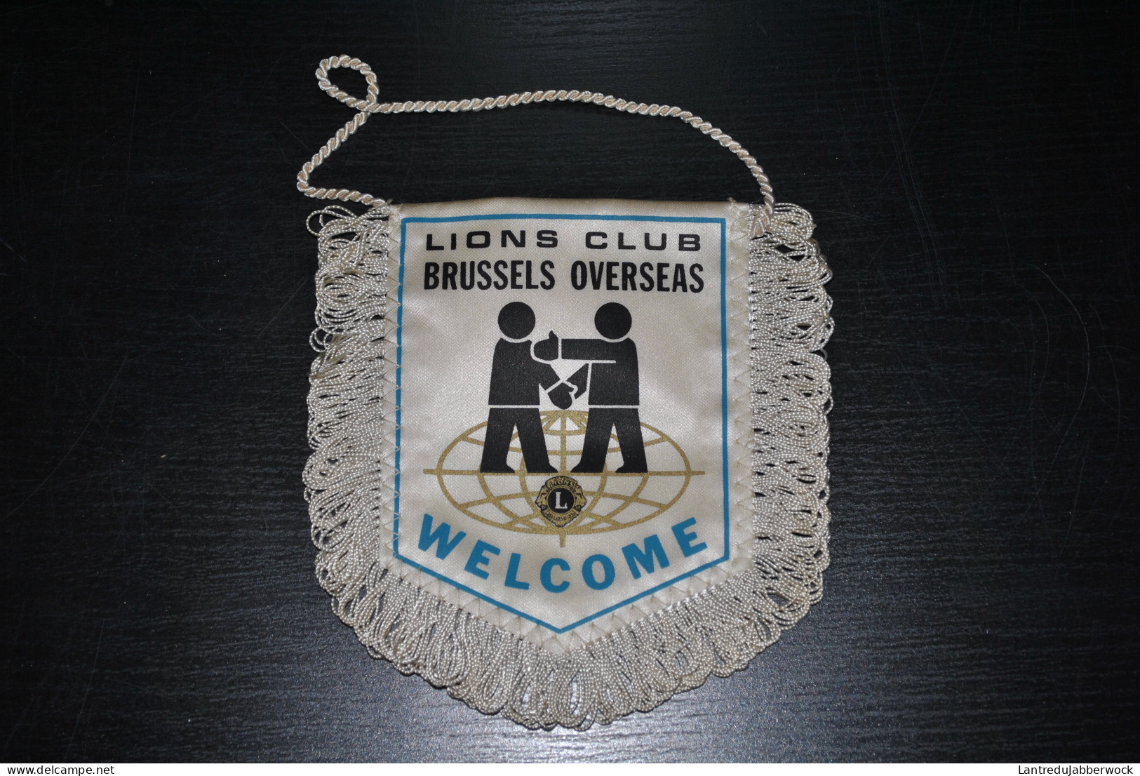 Fanion Lion's Club Brussels Overseas 26.4.74 Welcome En Tissu 1974 Belgique Brussel Bruxelles Lions Belgium District 112 - Autres & Non Classés
