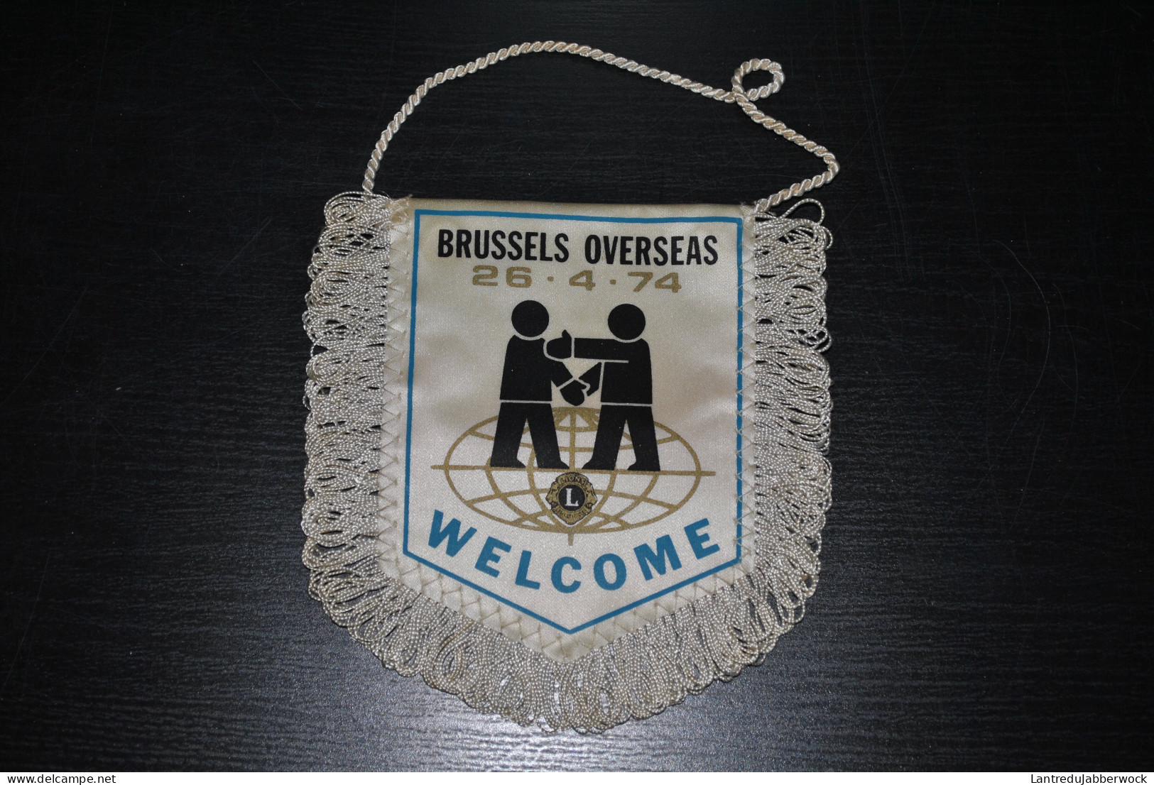 Fanion Lion's Club Brussels Overseas 26.4.74 Welcome En Tissu 1974 Belgique Brussel Bruxelles Lions Belgium District 112 - Autres & Non Classés